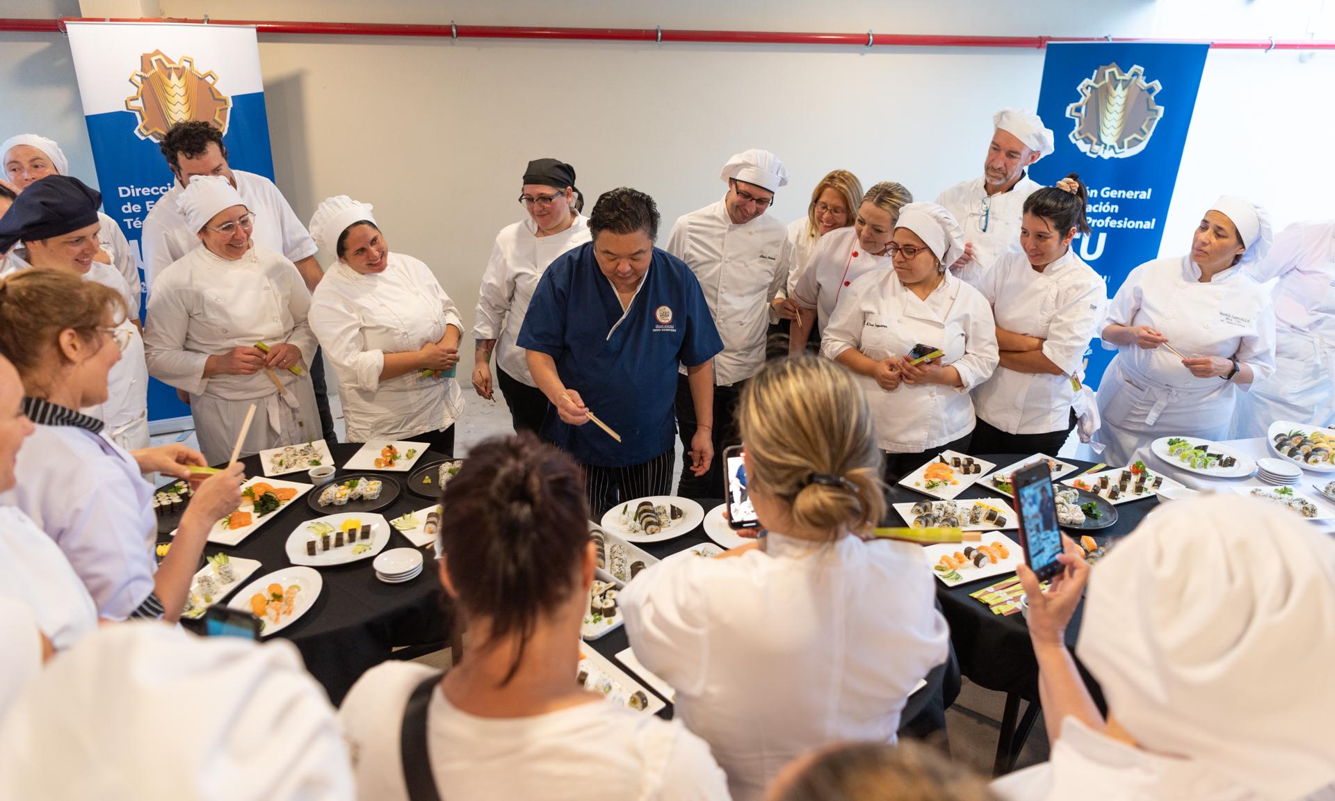 Exitosa jornada de capacitación para docentes de UTU sobre Sushi con el chef Iwao Komiyama