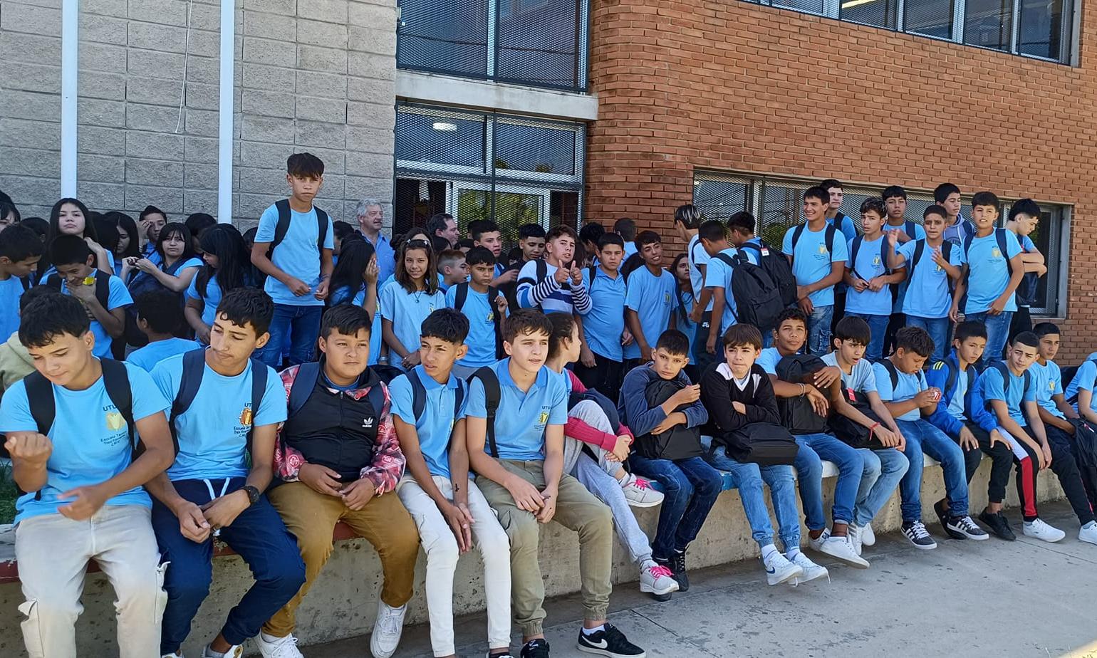 UTU-ALUR: Inicio de clases con mochilas y útiles nuevos para alumnos de Bella Unión