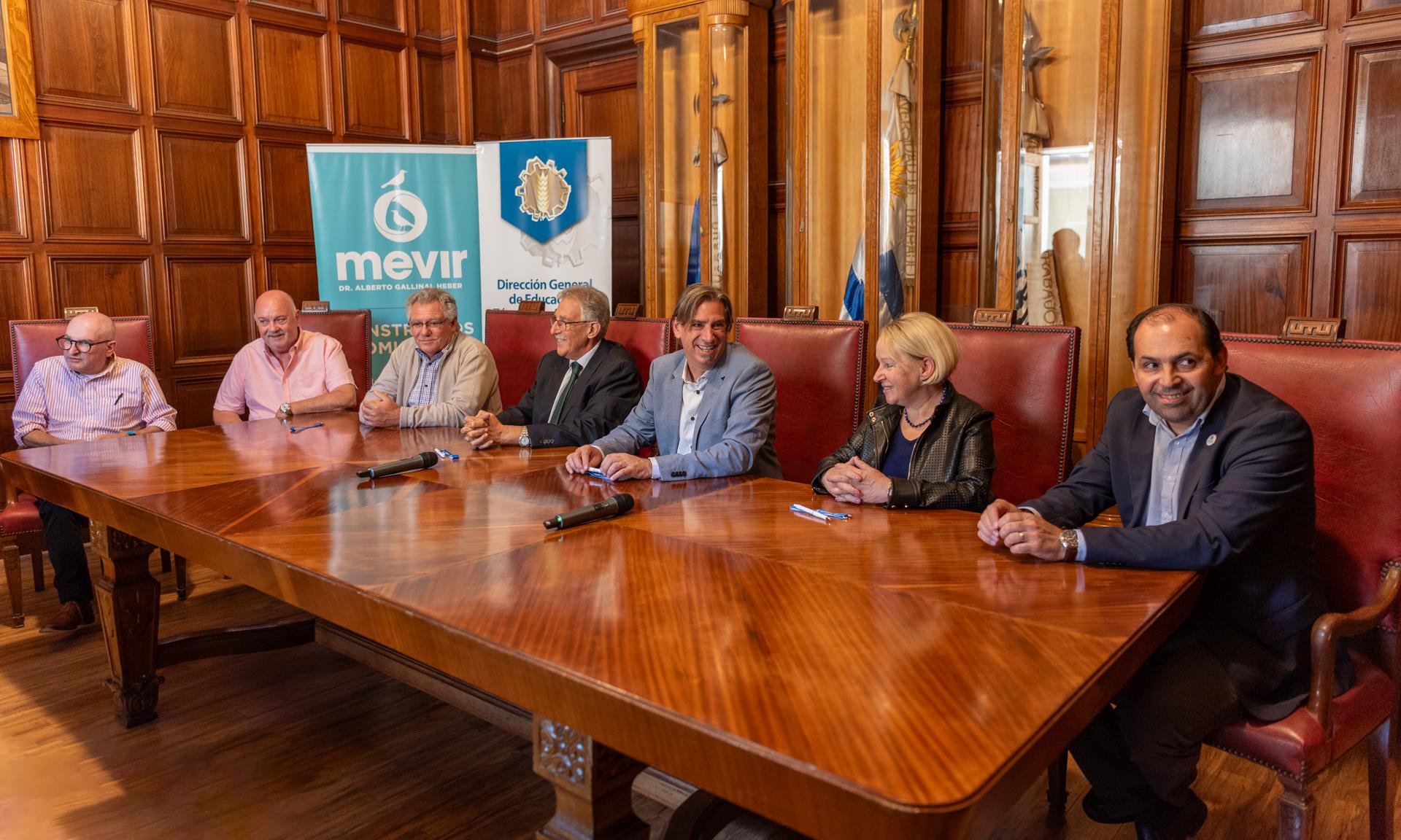 Trabajadores de MEVIR recibirán acreditación de UTU por los conocimientos adquiridos en las construcciones