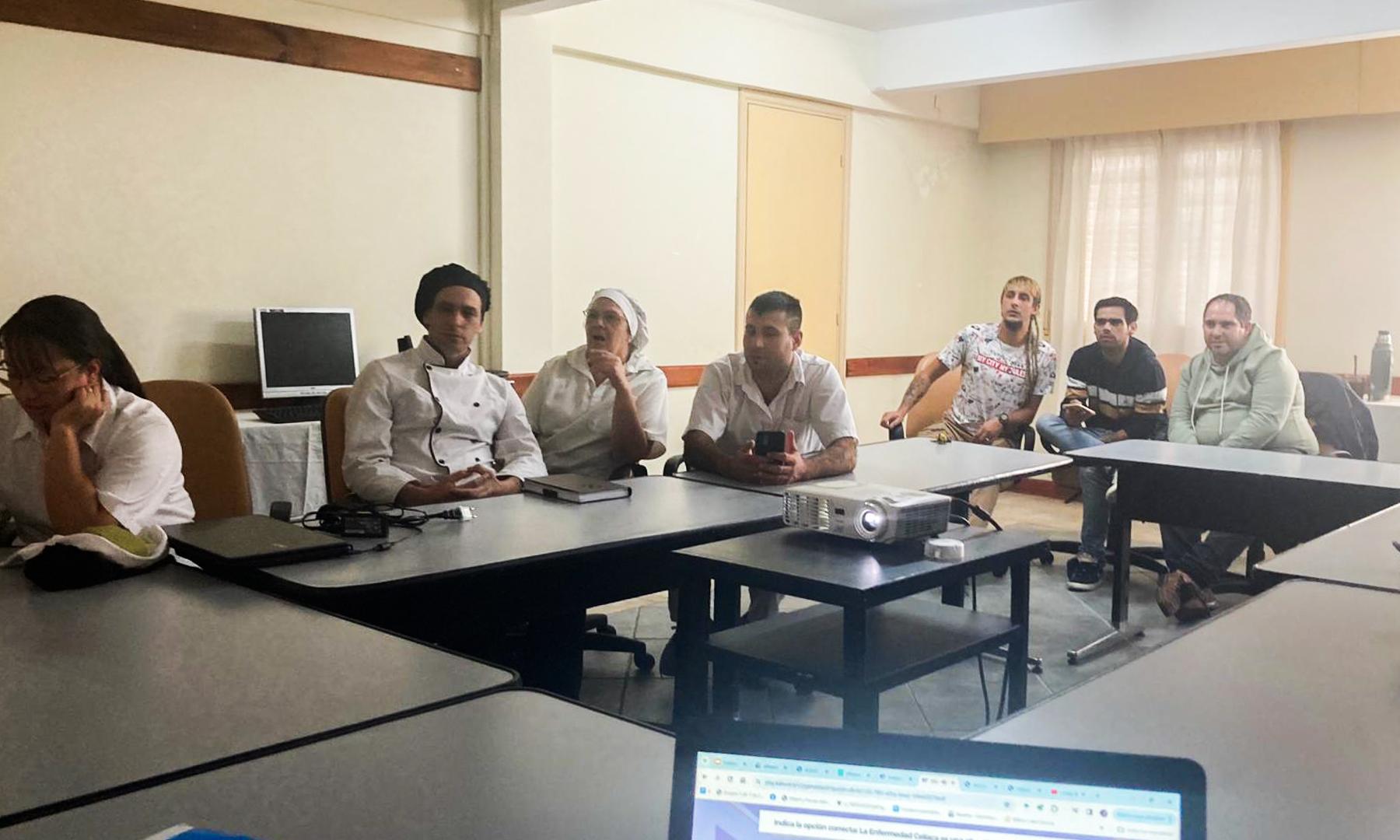 Funcionaros del parque de minas en taller