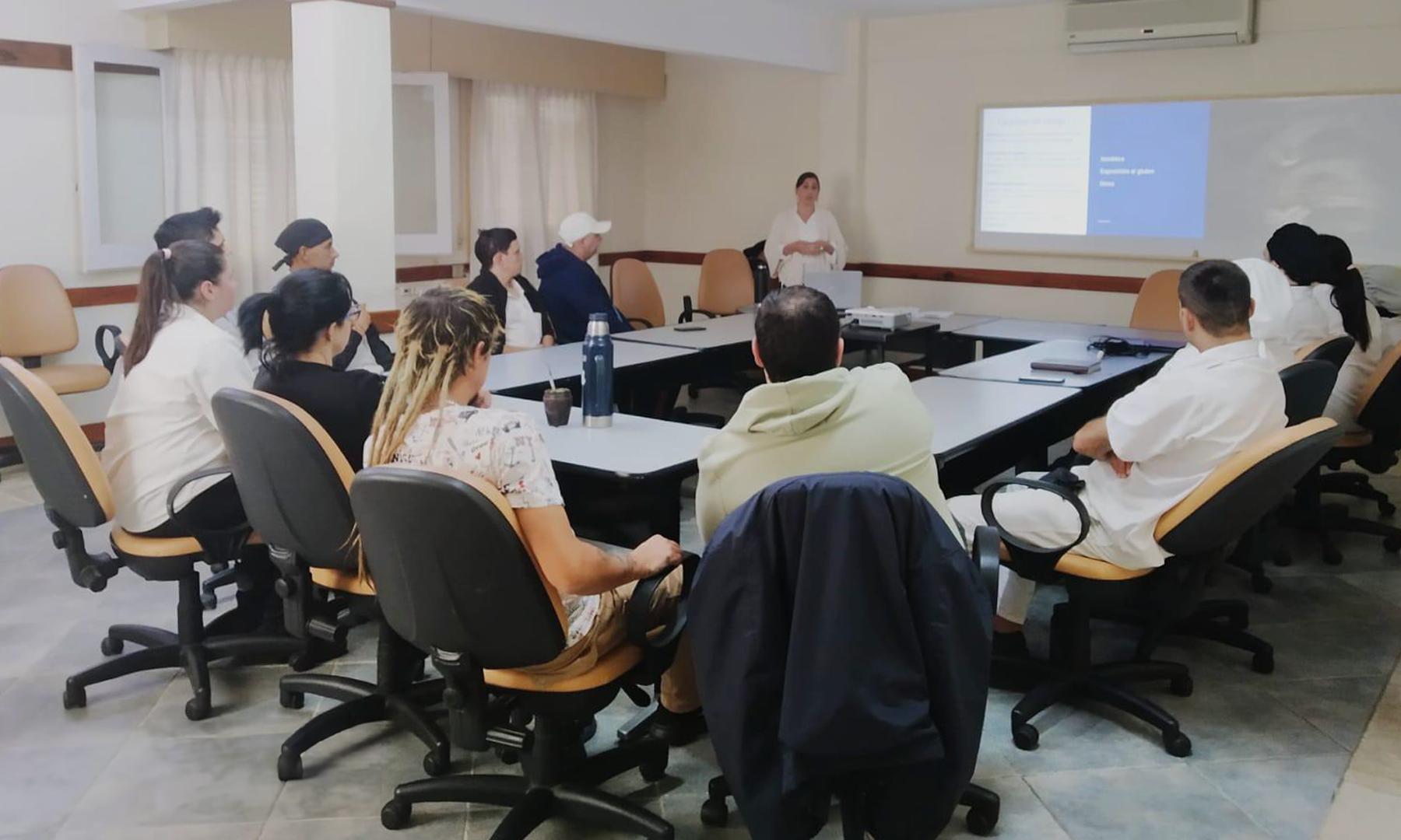 Funcionaros del parque de minas en taller
