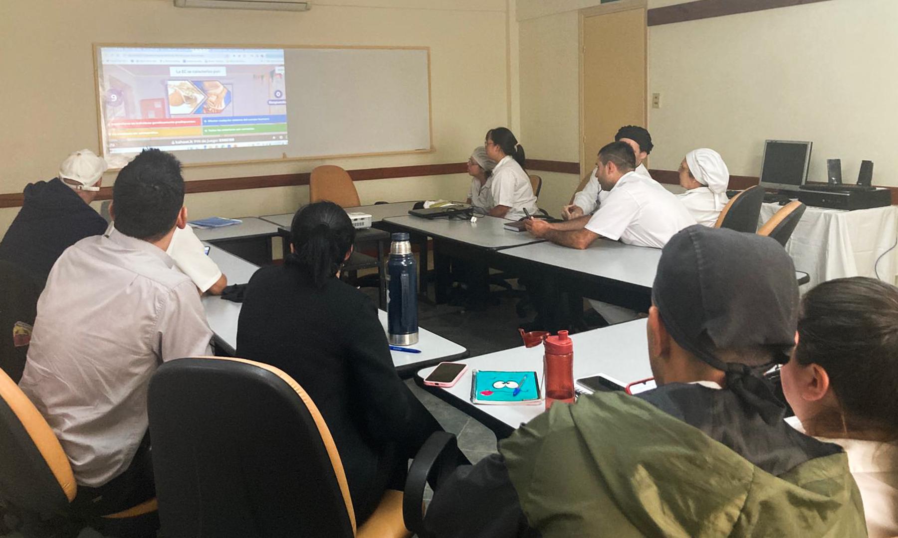 Funcionaros del parque de minas en taller
