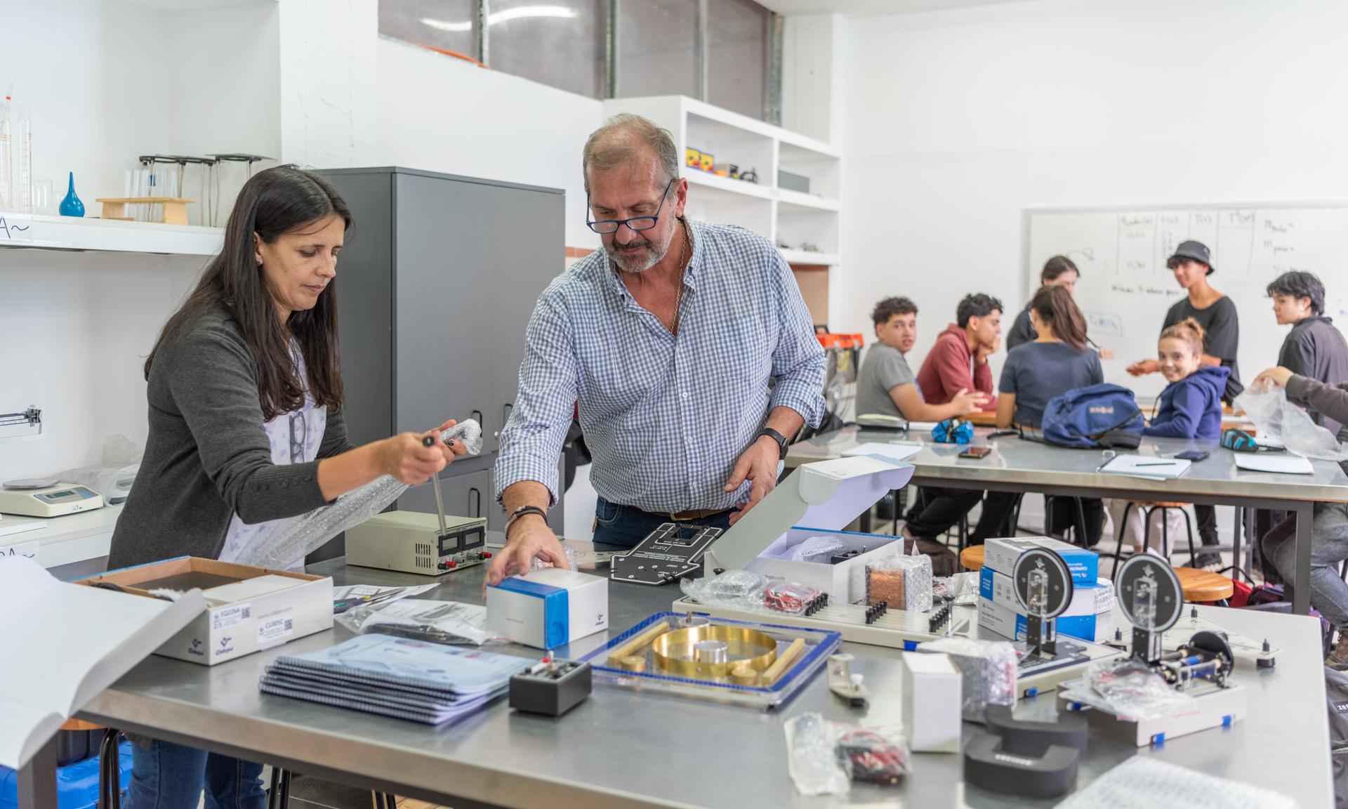 Laboratorio de física del Polo Educativo Tecnológico Cerro recibió material de última generación