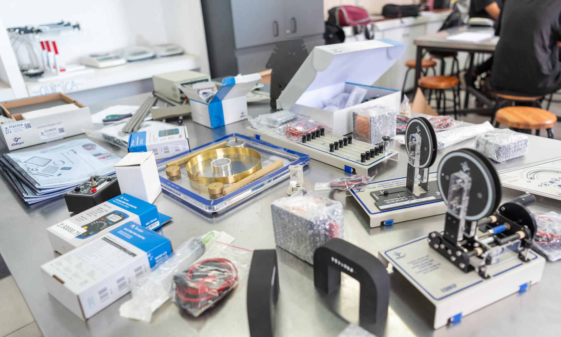 Laboratorio de física del Polo Educativo Tecnológico Cerro recibió material de última generación