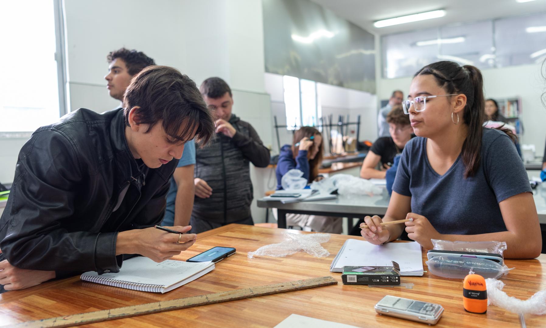 Laboratorio de física del Polo Educativo Tecnológico Cerro recibió material de última generación