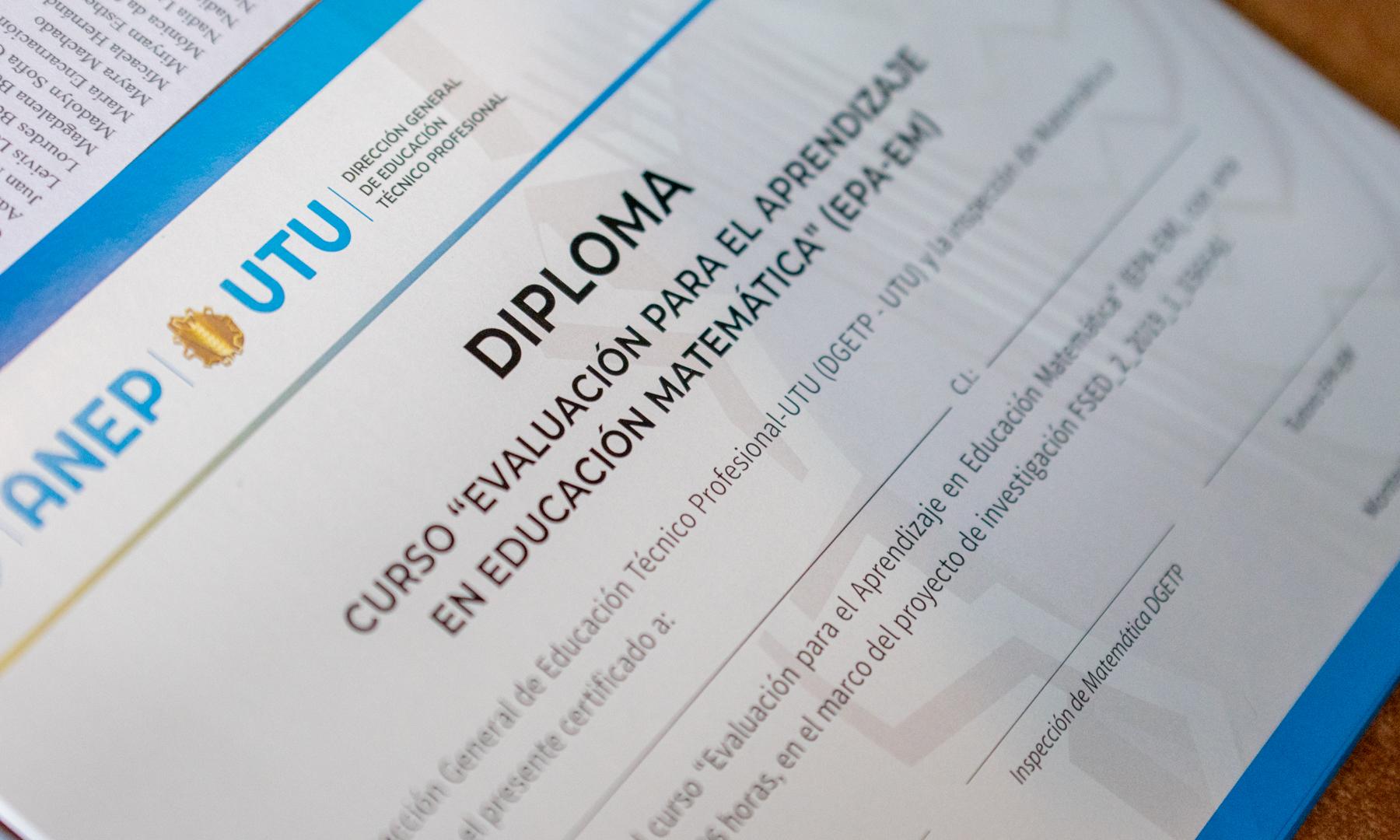 EPA-EM 50 docentes diploma