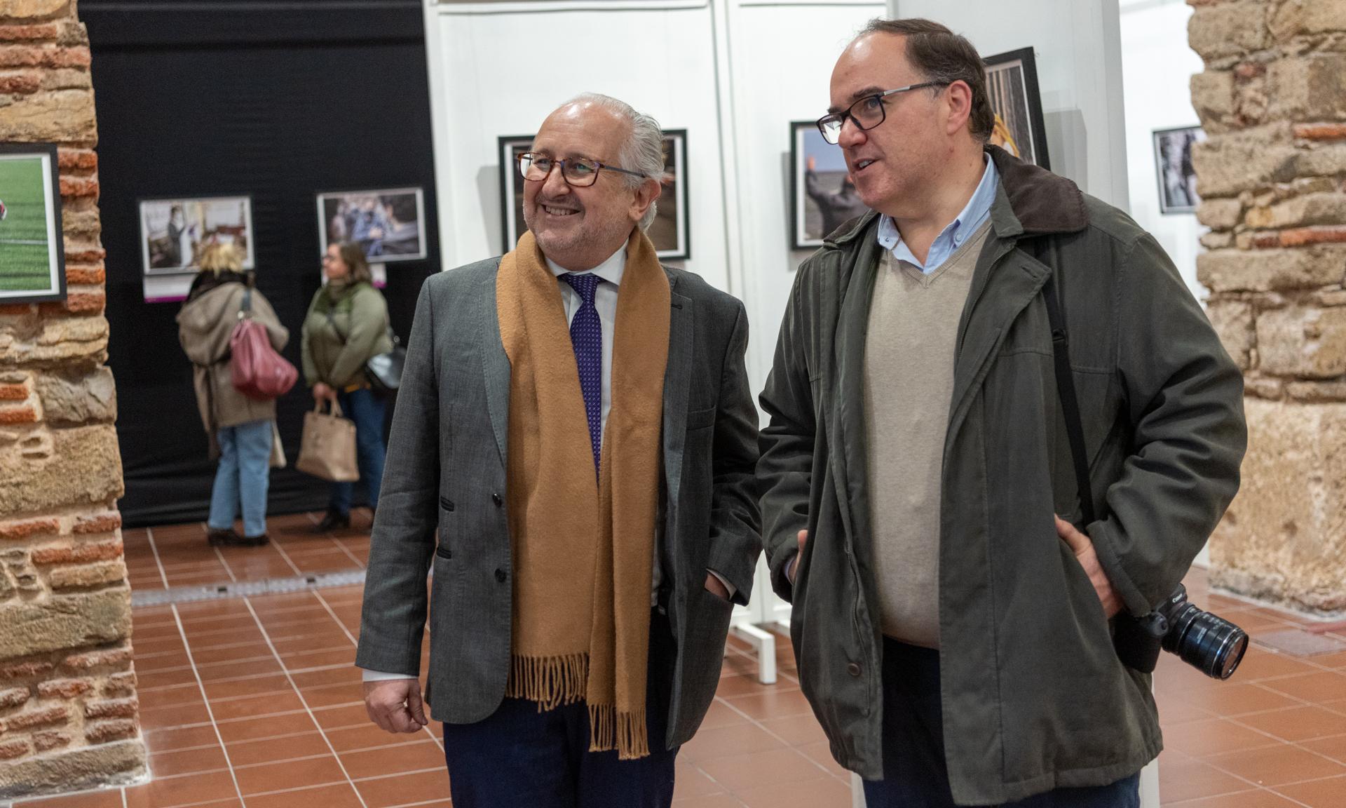 Fotos con historia: una exposición contemporánea que mezcla sonido, escenografía y proyecciones audiovisuales