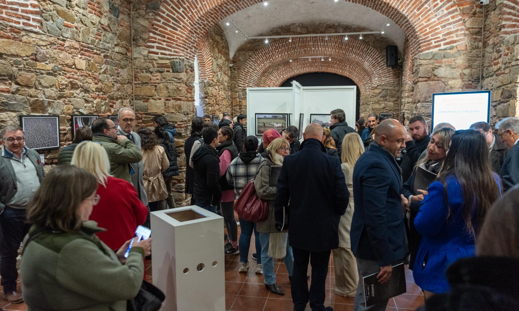 Fotos con historia: una exposición contemporánea que mezcla sonido, escenografía y proyecciones audiovisuales