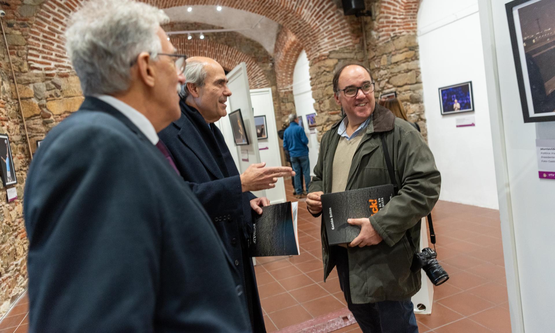 Fotos con historia: una exposición contemporánea que mezcla sonido, escenografía y proyecciones audiovisuales