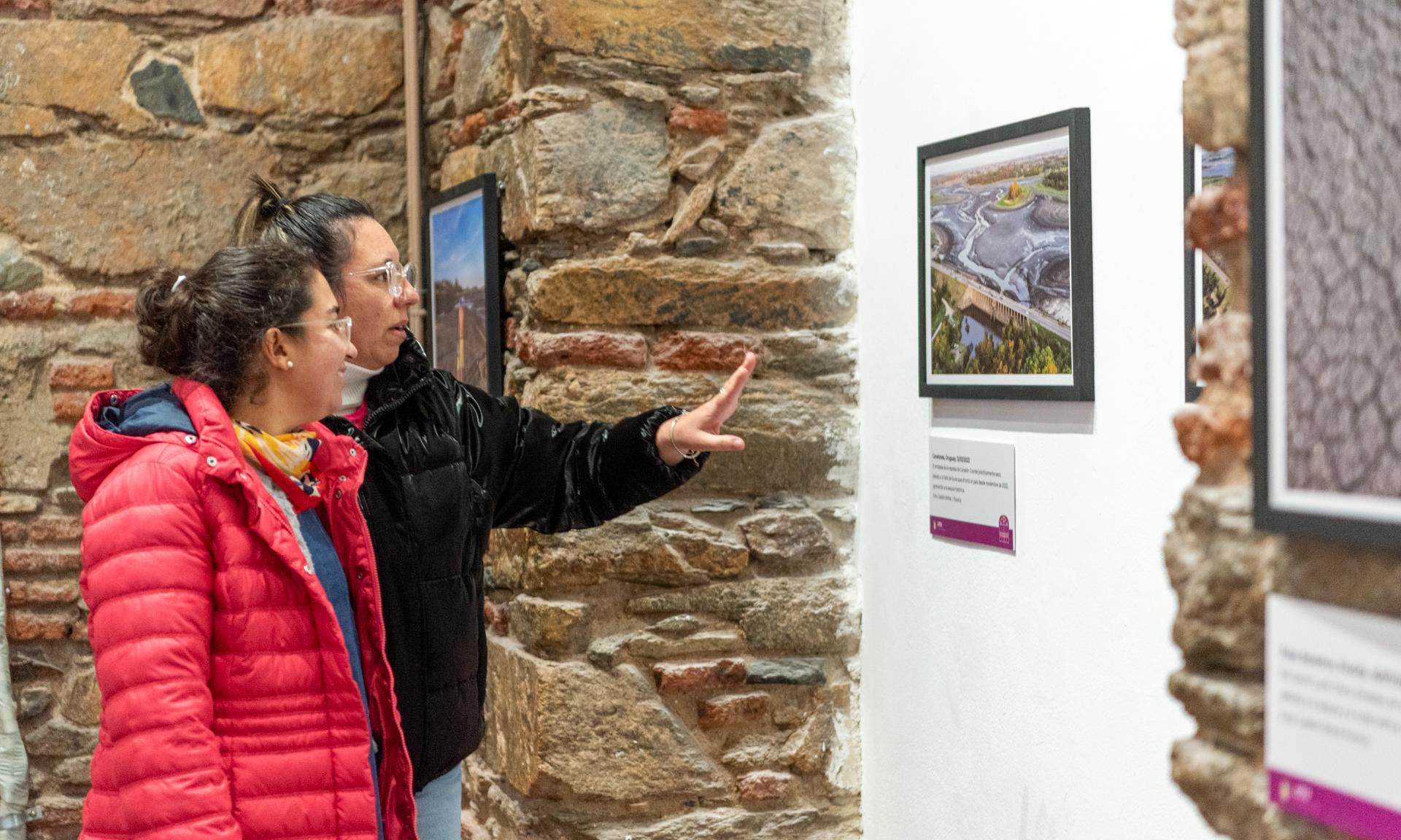 Fotos con historia: una exposición contemporánea que mezcla sonido, escenografía y proyecciones audiovisuales