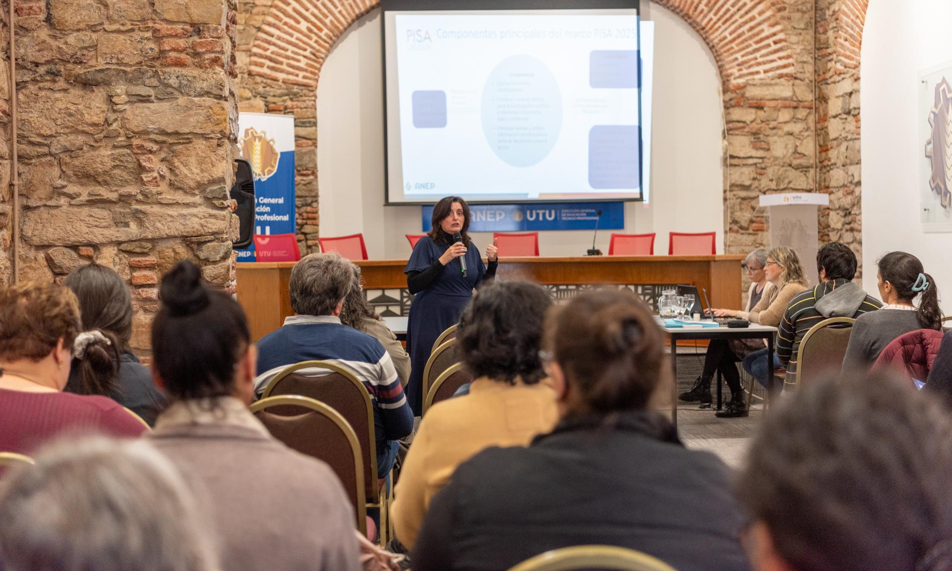 Encuentro con docentes sobre las pruebas PISA y sus proyecciones
