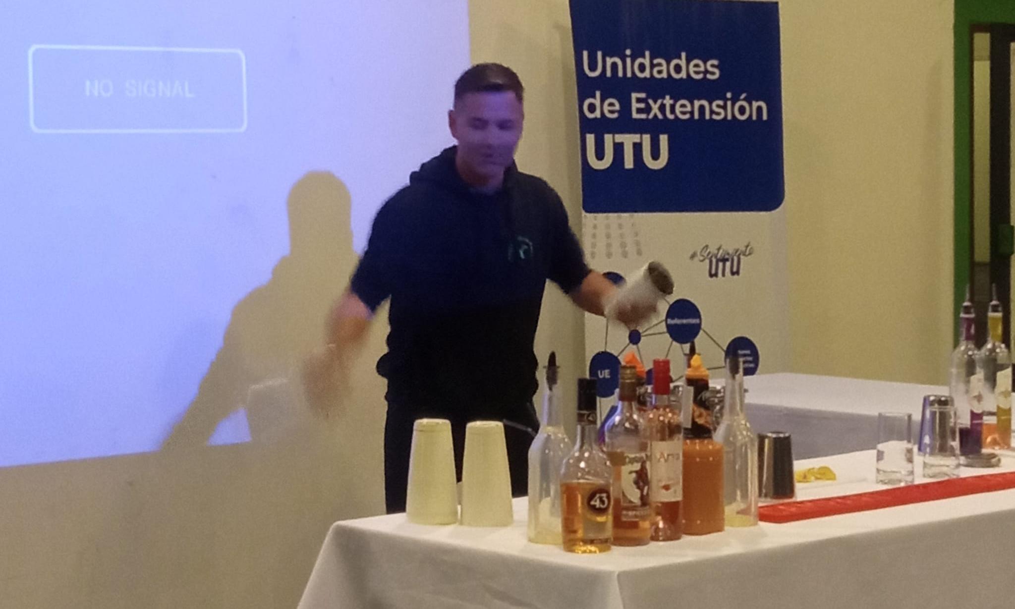 Taller de Exhibición de Coctelería Acrobática