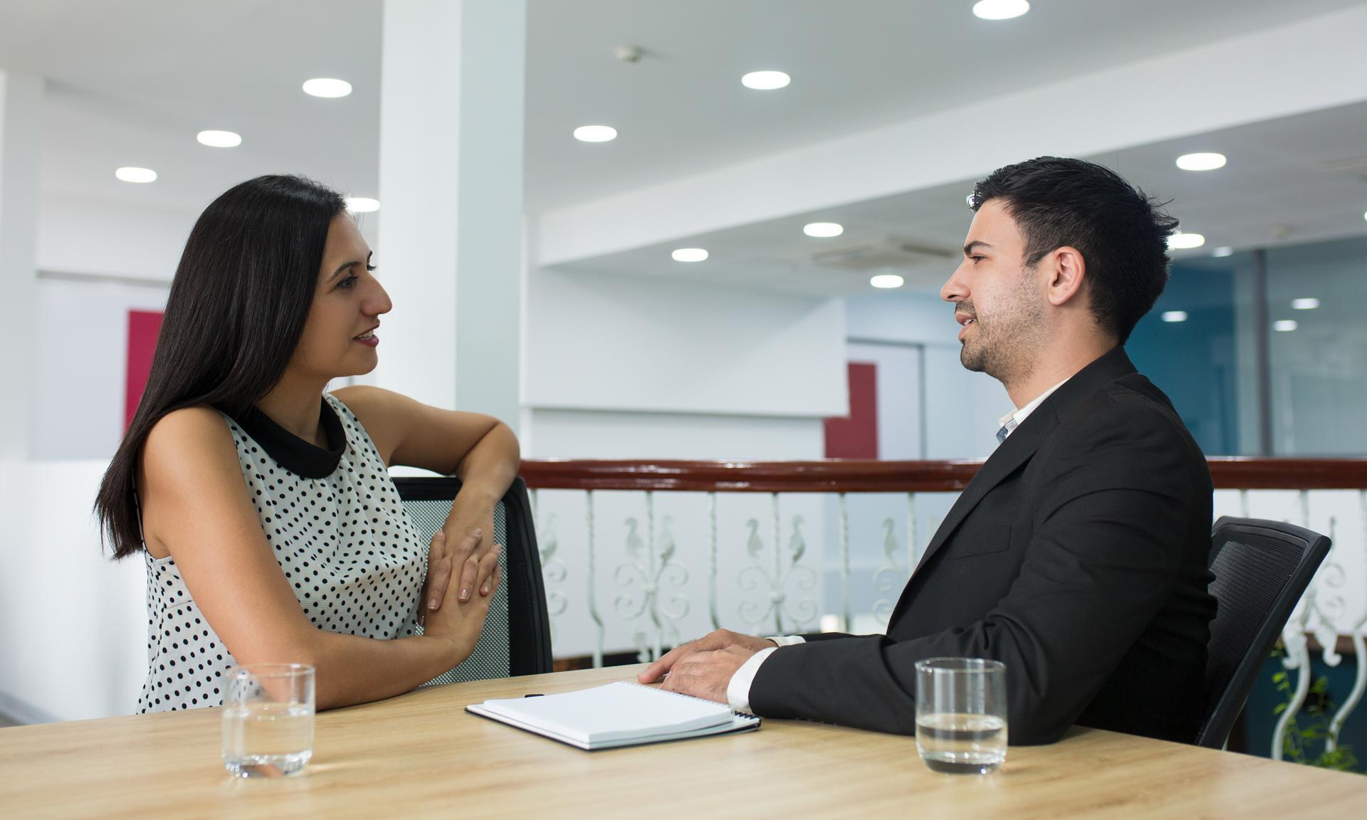 dos-personas-dialogando-en-ambiente-de-trabajo