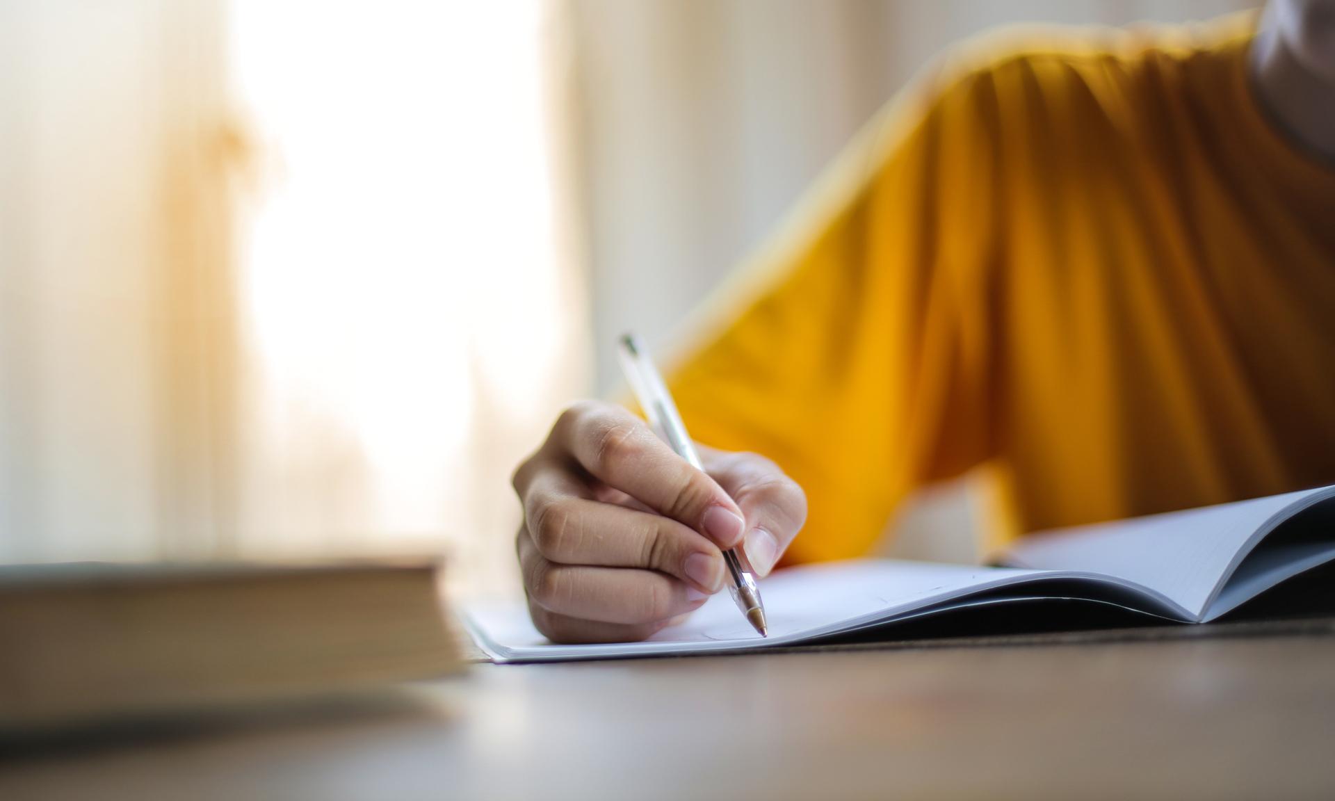 escribiendo-en-una-hoja