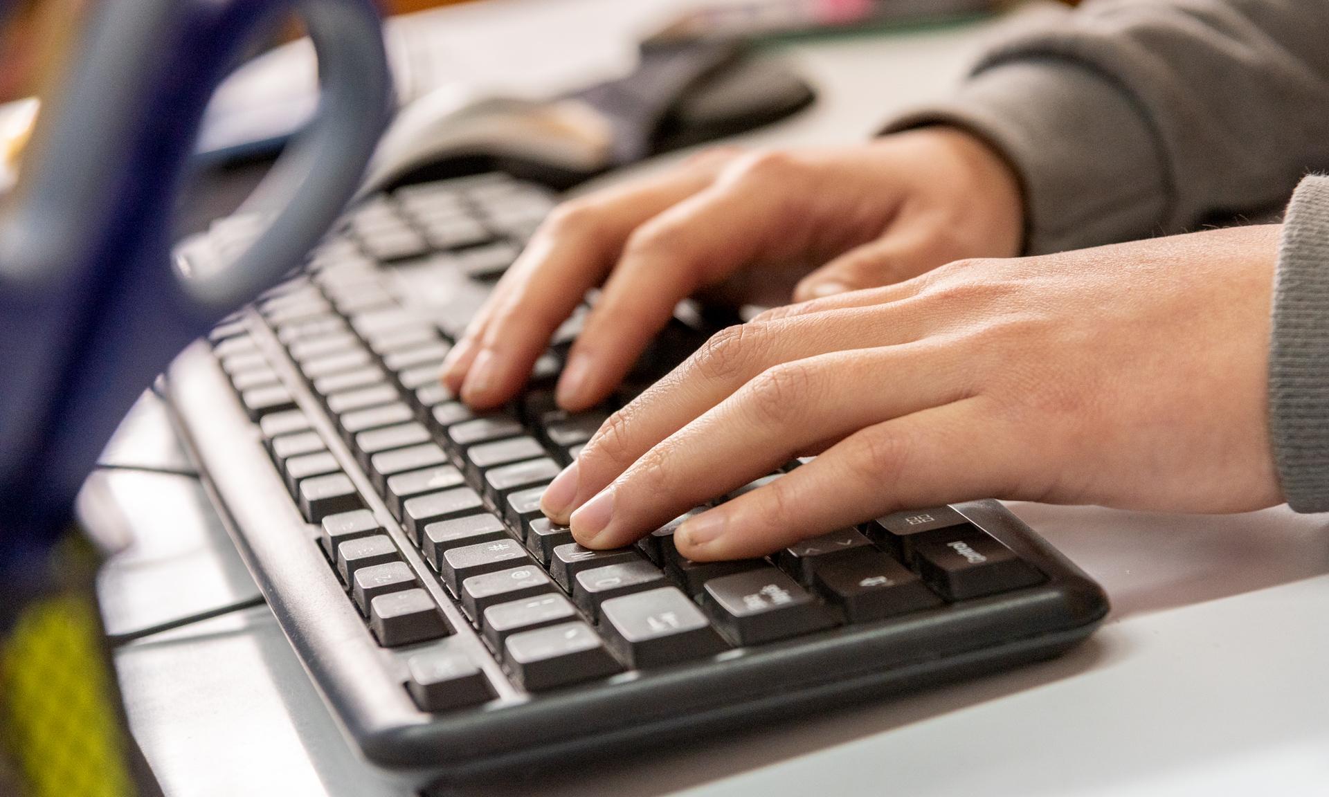 manos-de-una-persona-sobre-un-teclado