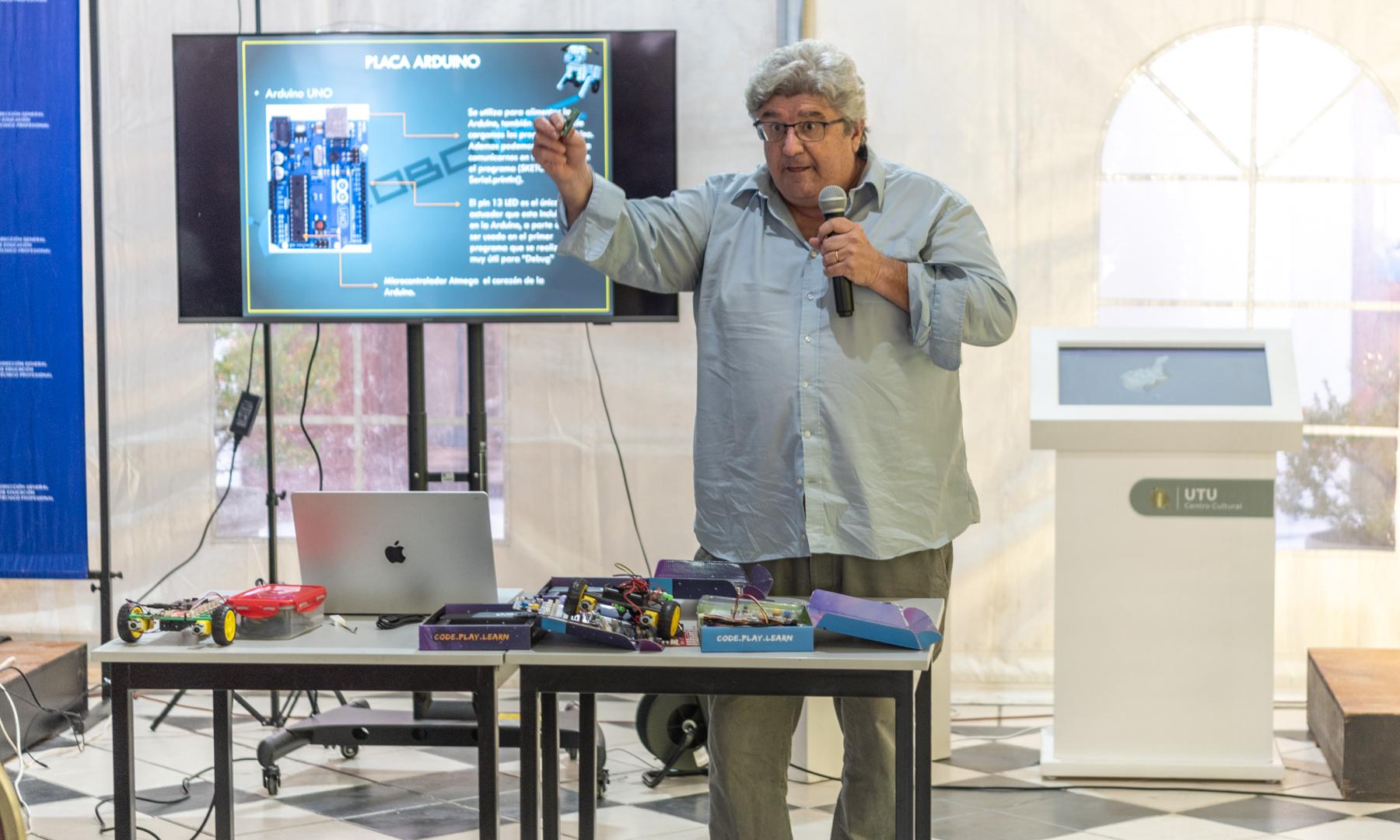 Robotec presenta las características de las placas y de la comunidad Arduino