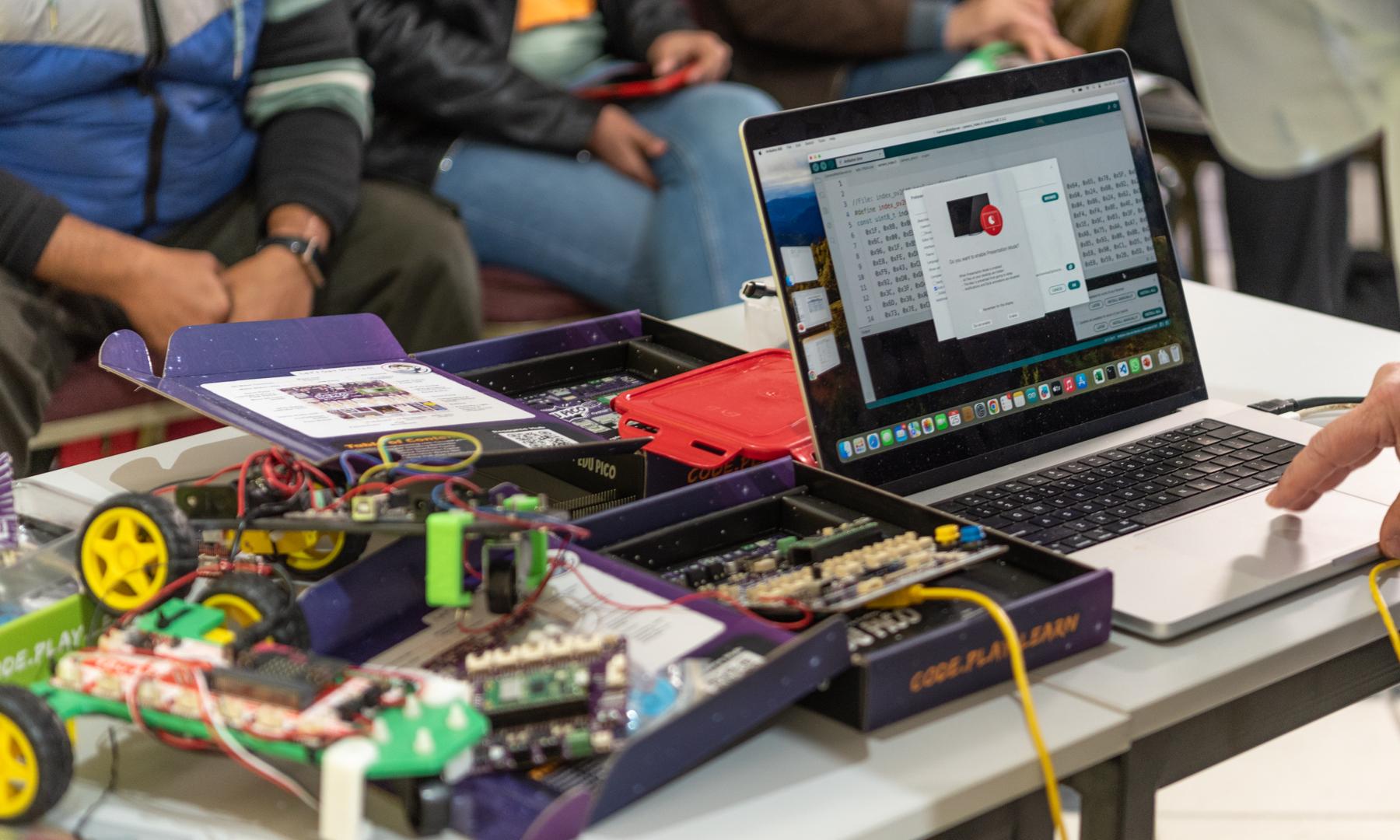 Robotec presenta las características de las placas y de la comunidad Arduino