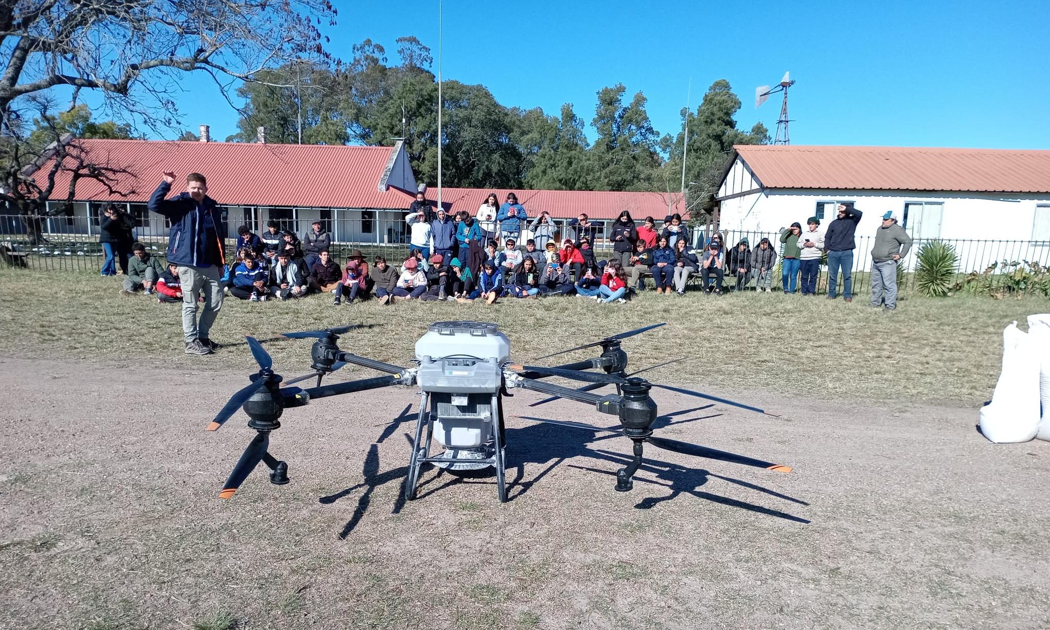 Escuelas agrarias utilizan el dron agrícola para los trabajos de siembra y fertilización
