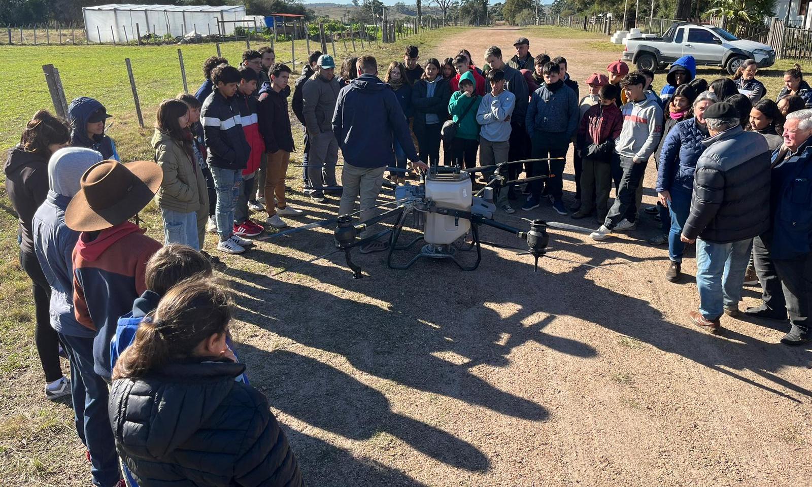 Escuelas agrarias utilizan el dron agrícola para los trabajos de siembra y fertilización