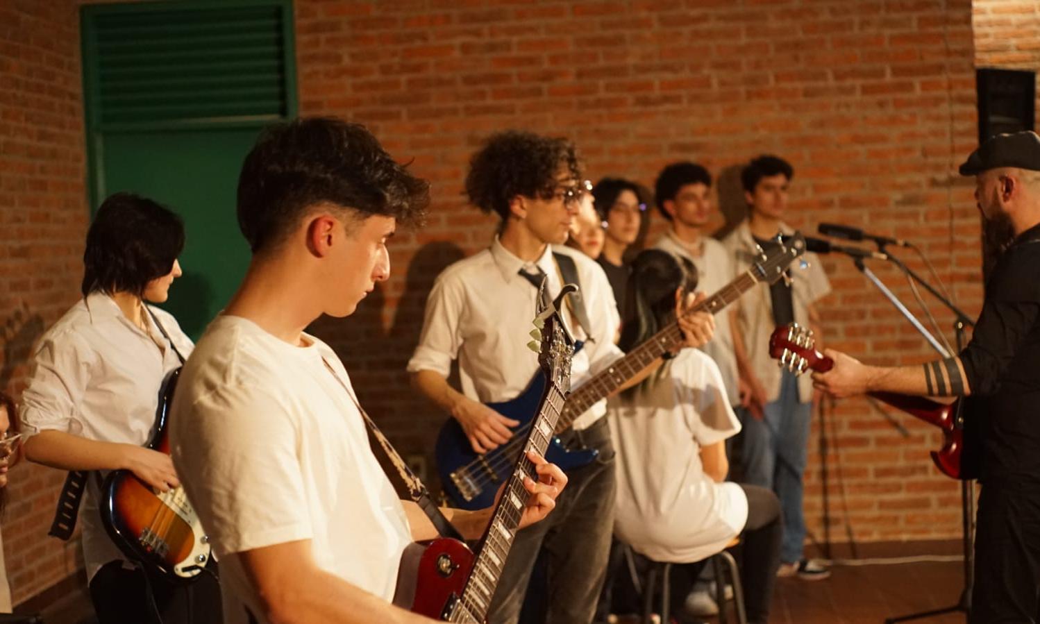 Los estudiantes de la banda del ITS Buceo tocarán y cantarán en vivo