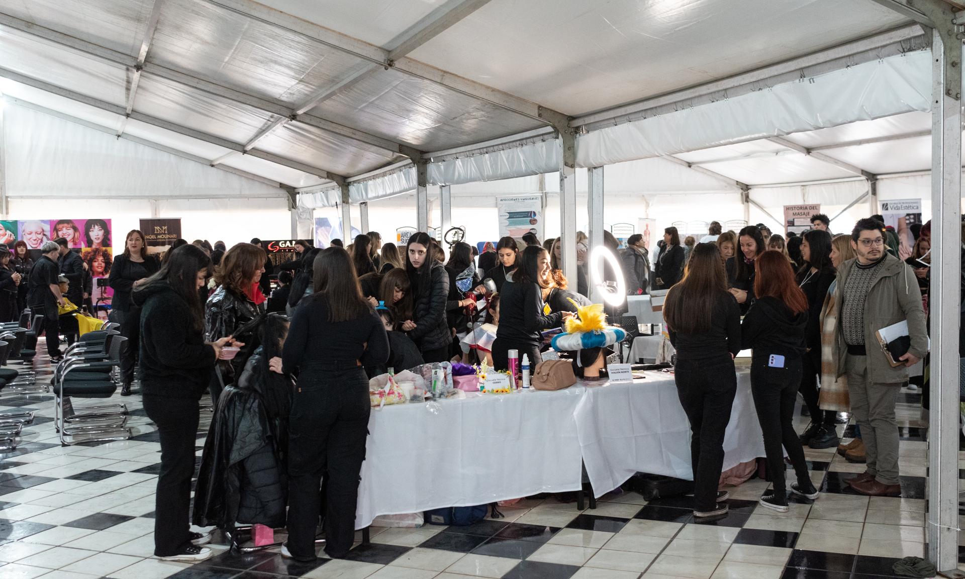 Ante una masiva presencia de estudiantes se inauguró la Expo Educa Estética 2024
