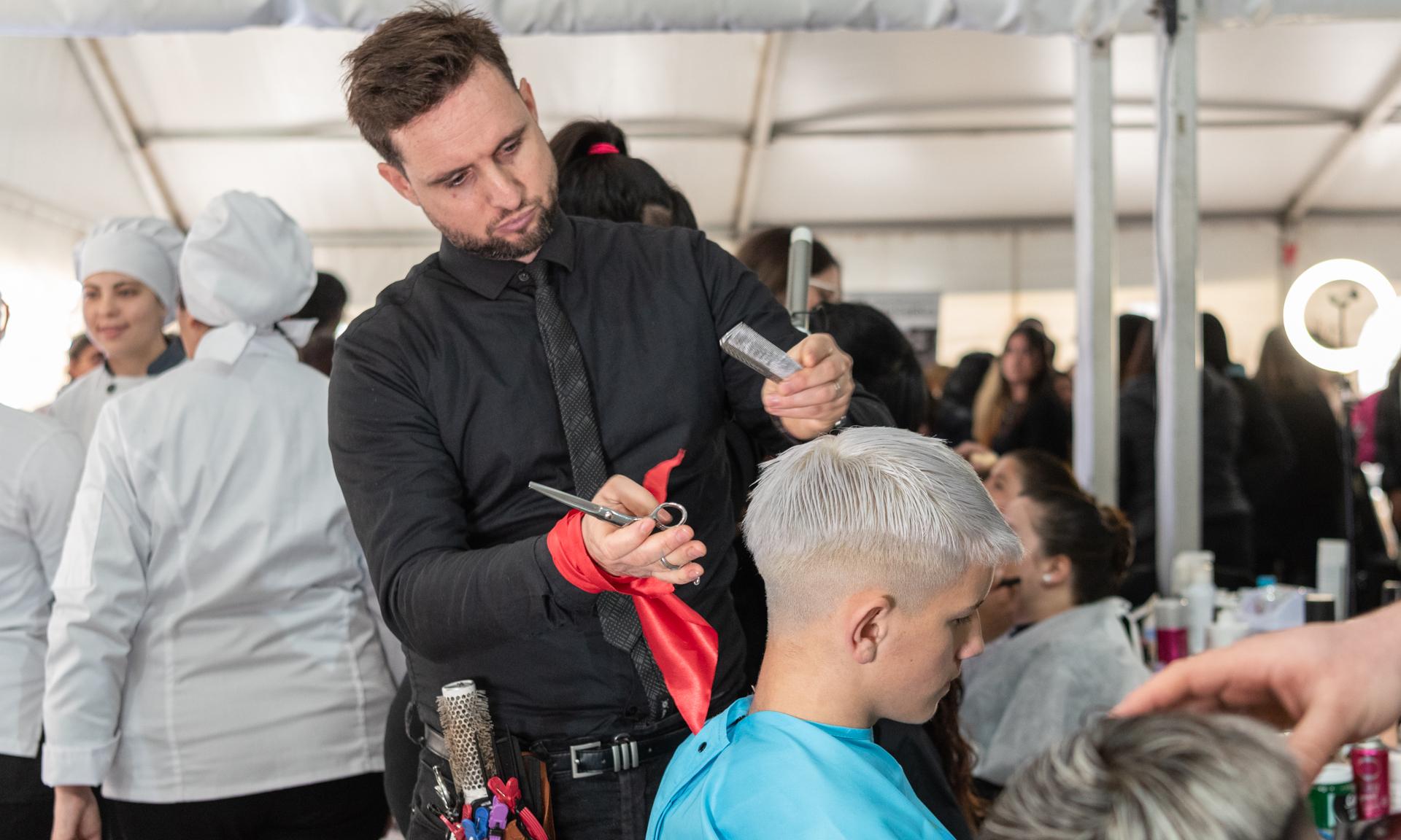 Ante una masiva presencia de estudiantes se inauguró la Expo Educa Estética 2024