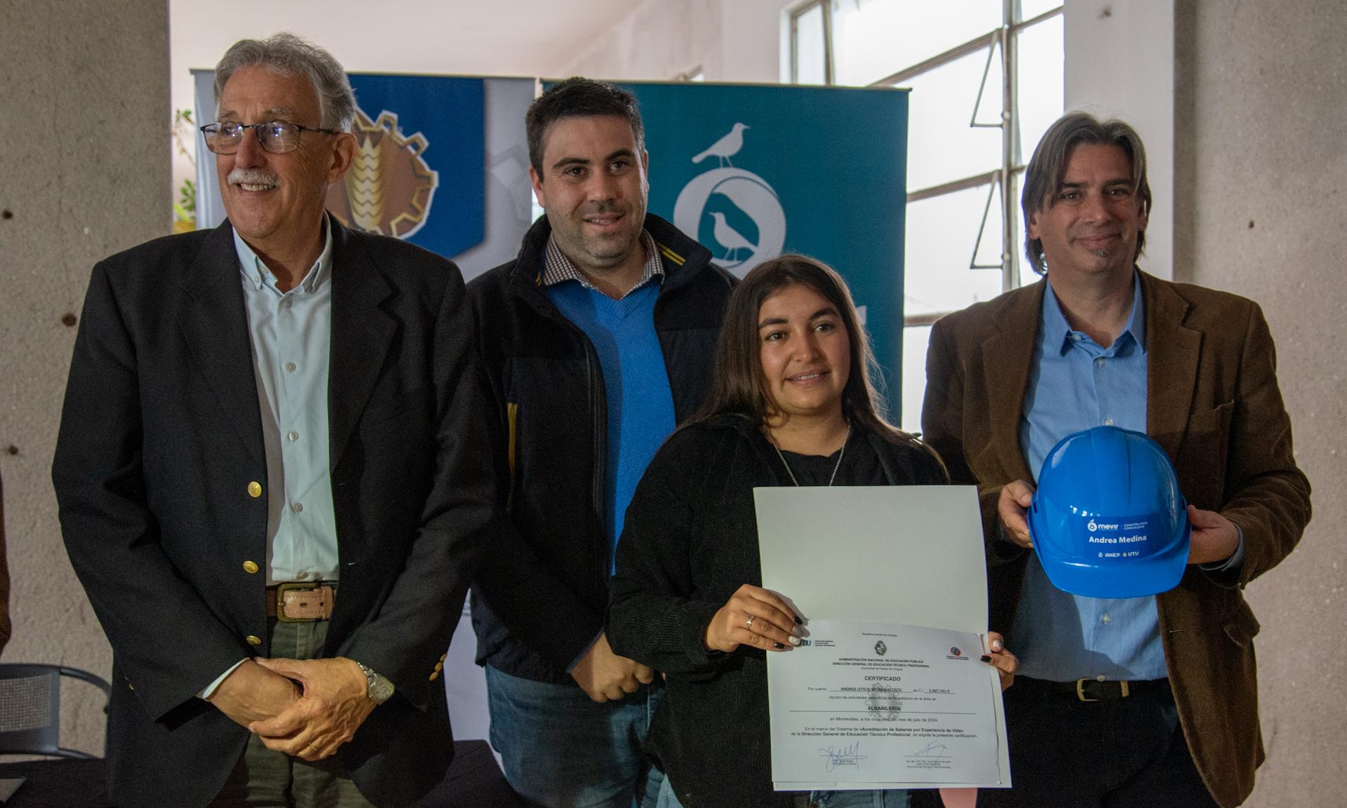 La División de Capacitación de Saberes (DICAS)_ entrega de certificados en el área de Albañileria
