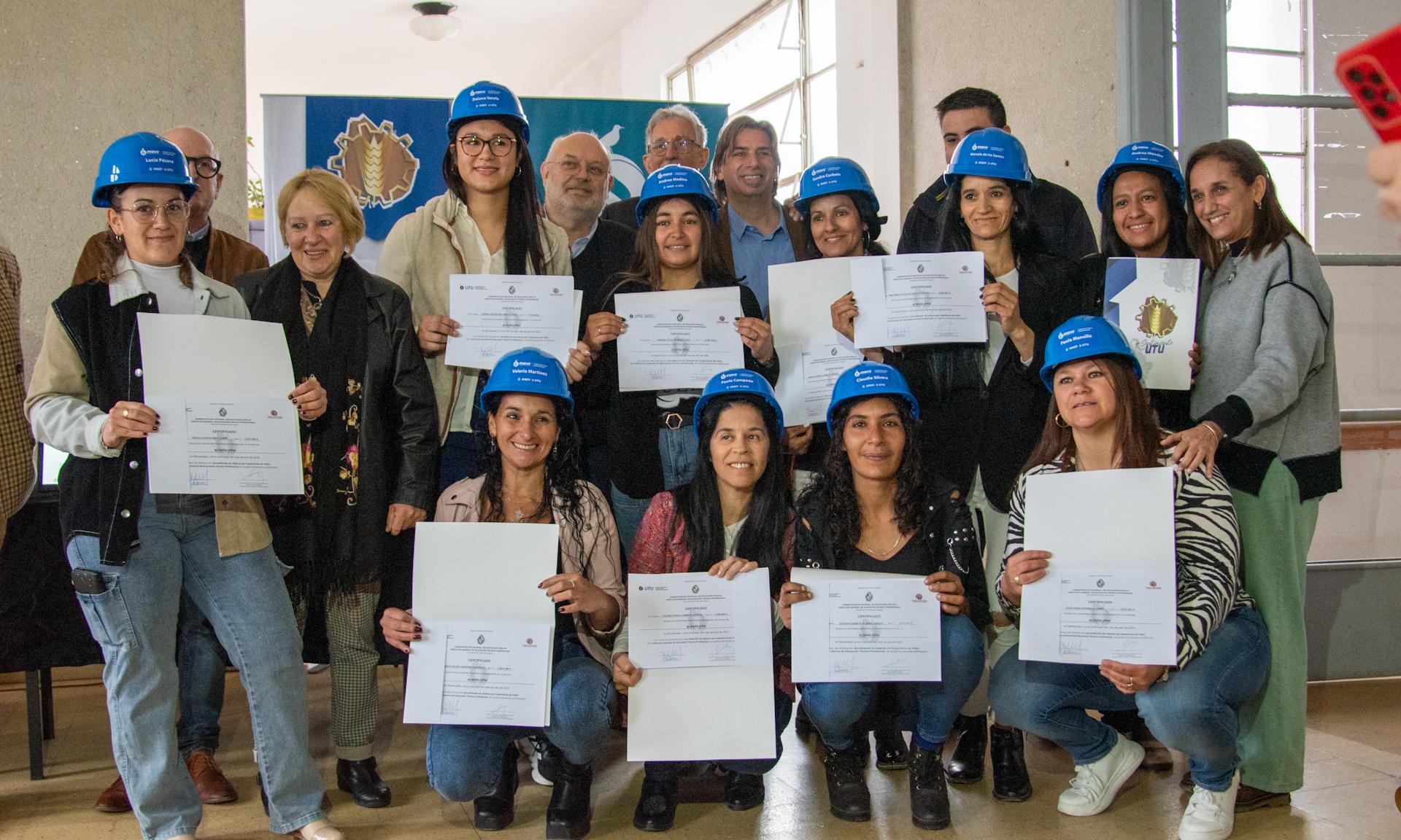 La División de Capacitación de Saberes (DICAS)_ entrega de certificados en el área de Albañileria