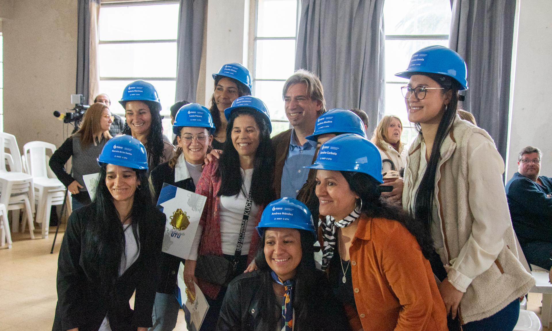 La División de Capacitación de Saberes (DICAS)_ entrega de certificados en el área de Albañileria