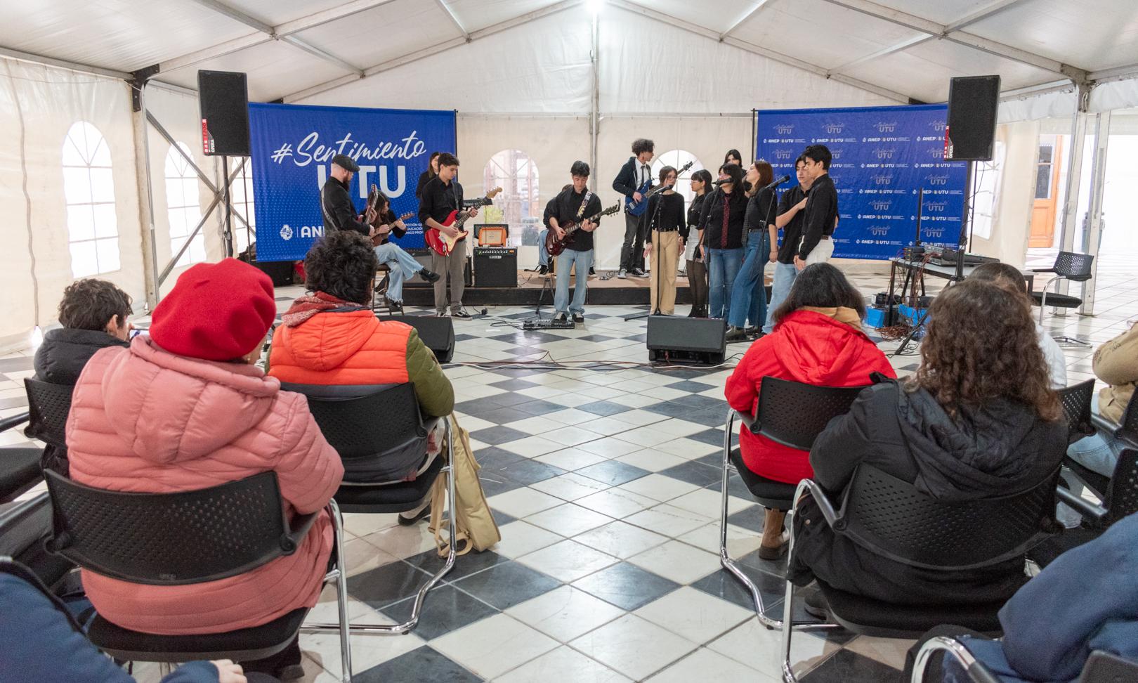 La banda del ITS llenó de música el edificio de UTU Central 