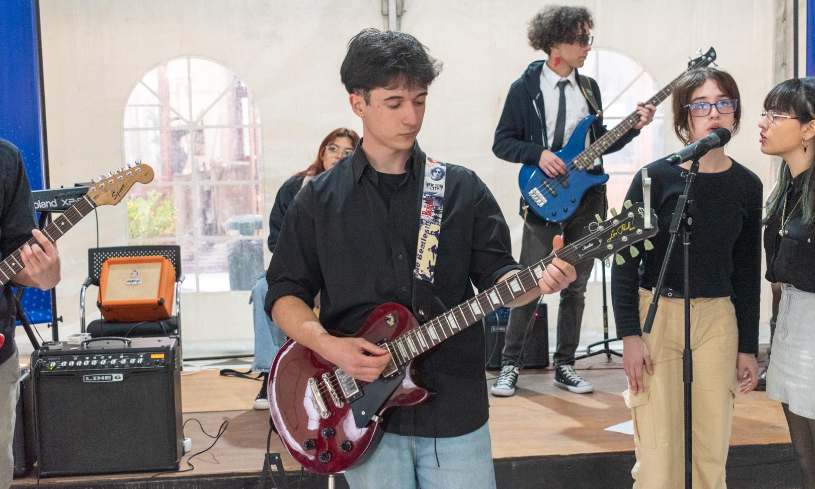 La banda del ITS llenó de música el edificio de UTU Central 