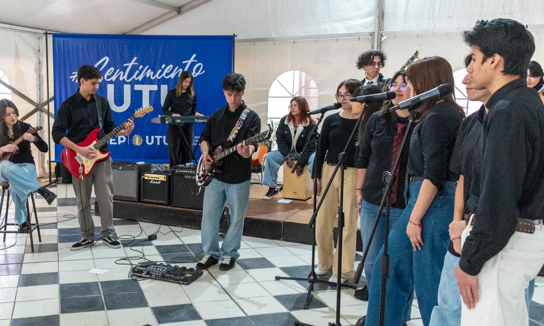 La banda del ITS llenó de música el edificio de UTU Central 