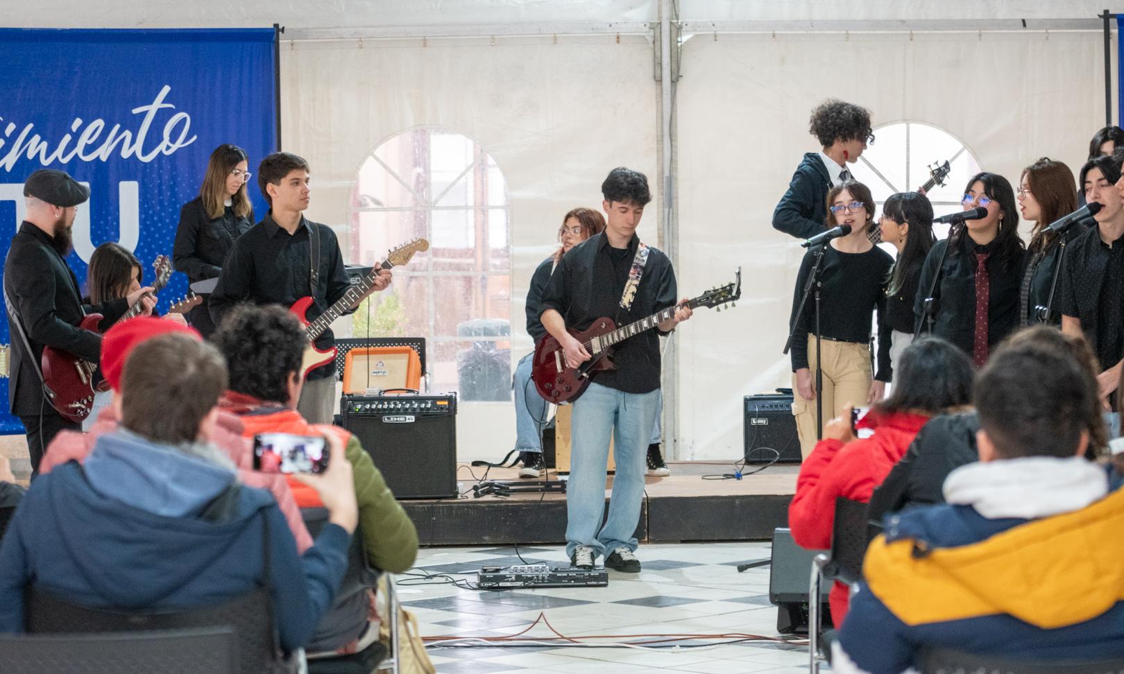 La banda del ITS llenó de música el edificio de UTU Central 