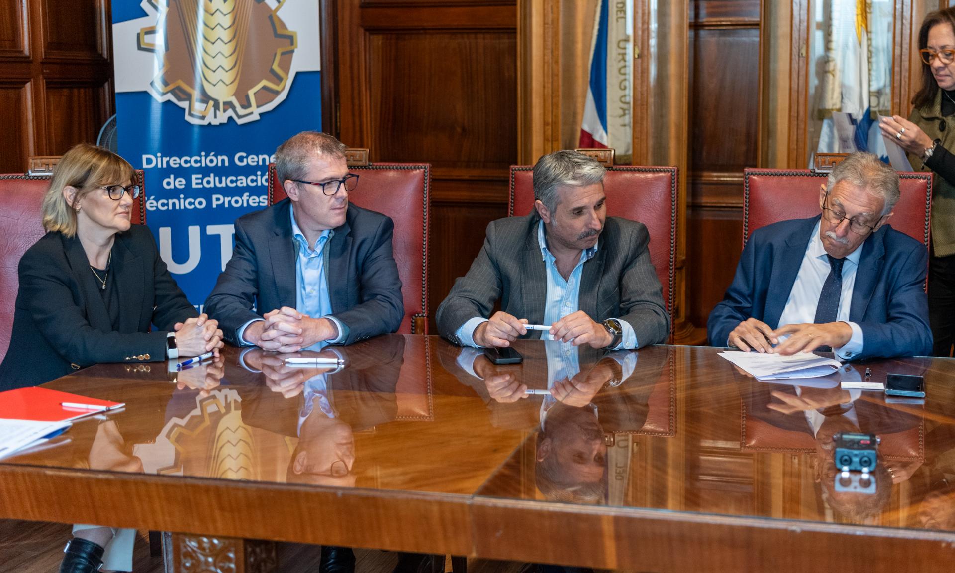 UTU y Banco Santander se unen para efectivizar futuros proyectos educativos