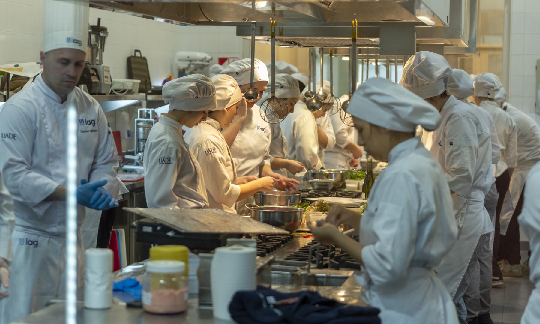 Estudiantes de gastronomía participaron en el Campeonato Mundial del Alfajor en Argentina