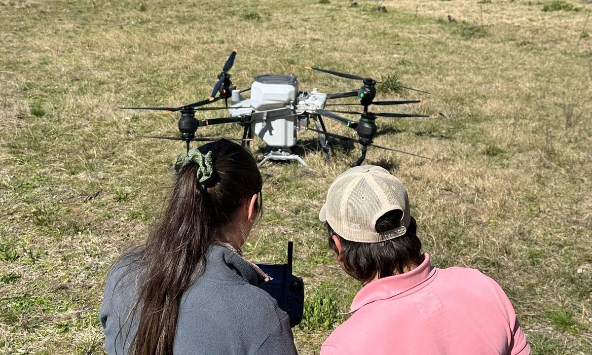Escuelas agrarias utilizan el dron agrícola para los trabajos de siembra y fertilización
