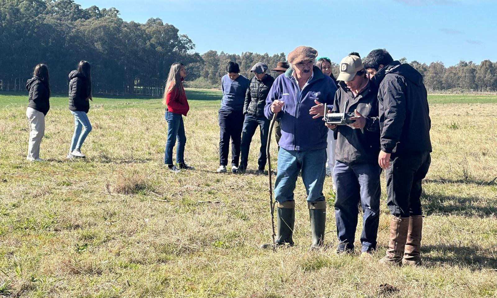 Escuelas agrarias utilizan el dron agrícola para los trabajos de siembra y fertilización