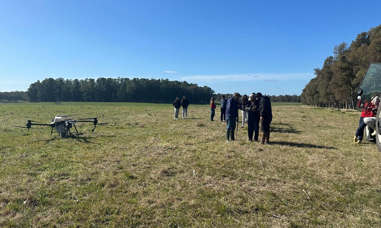 Escuelas agrarias utilizan el dron agrícola para los trabajos de siembra y fertilización