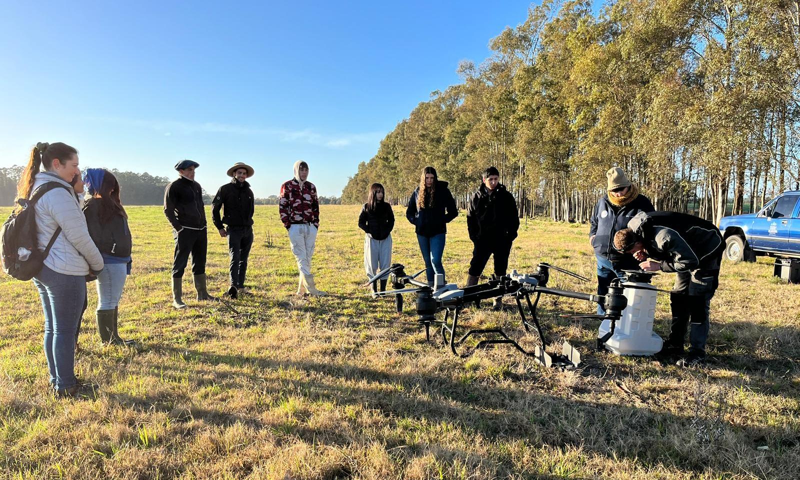 Escuelas agrarias utilizan el dron agrícola para los trabajos de siembra y fertilización