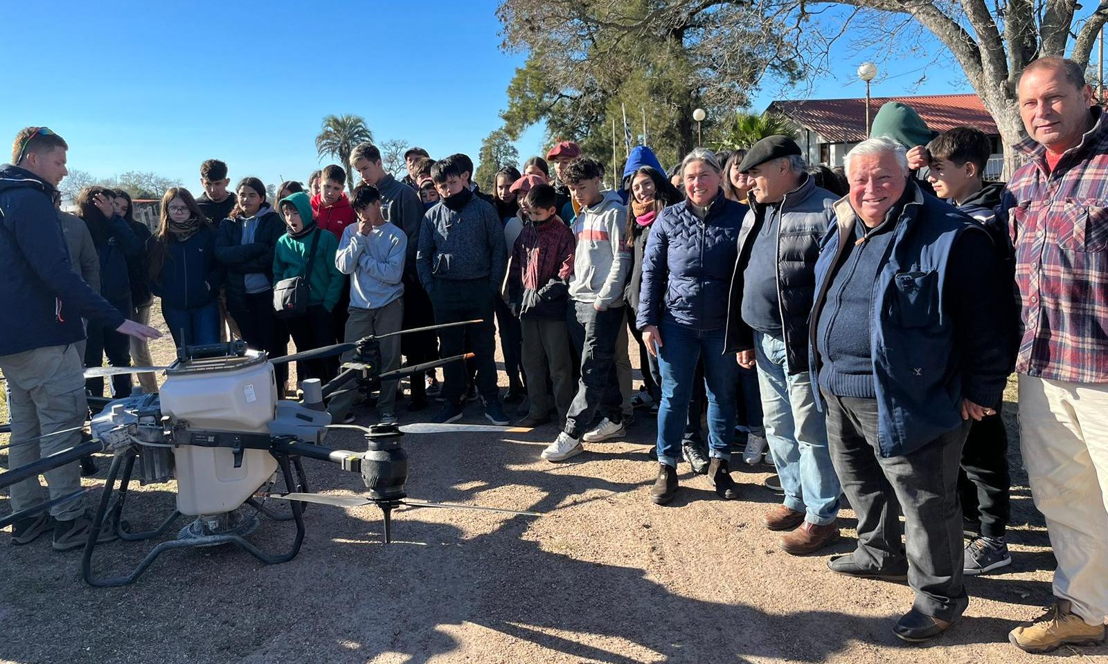 Escuelas agrarias utilizan el dron agrícola para los trabajos de siembra y fertilización