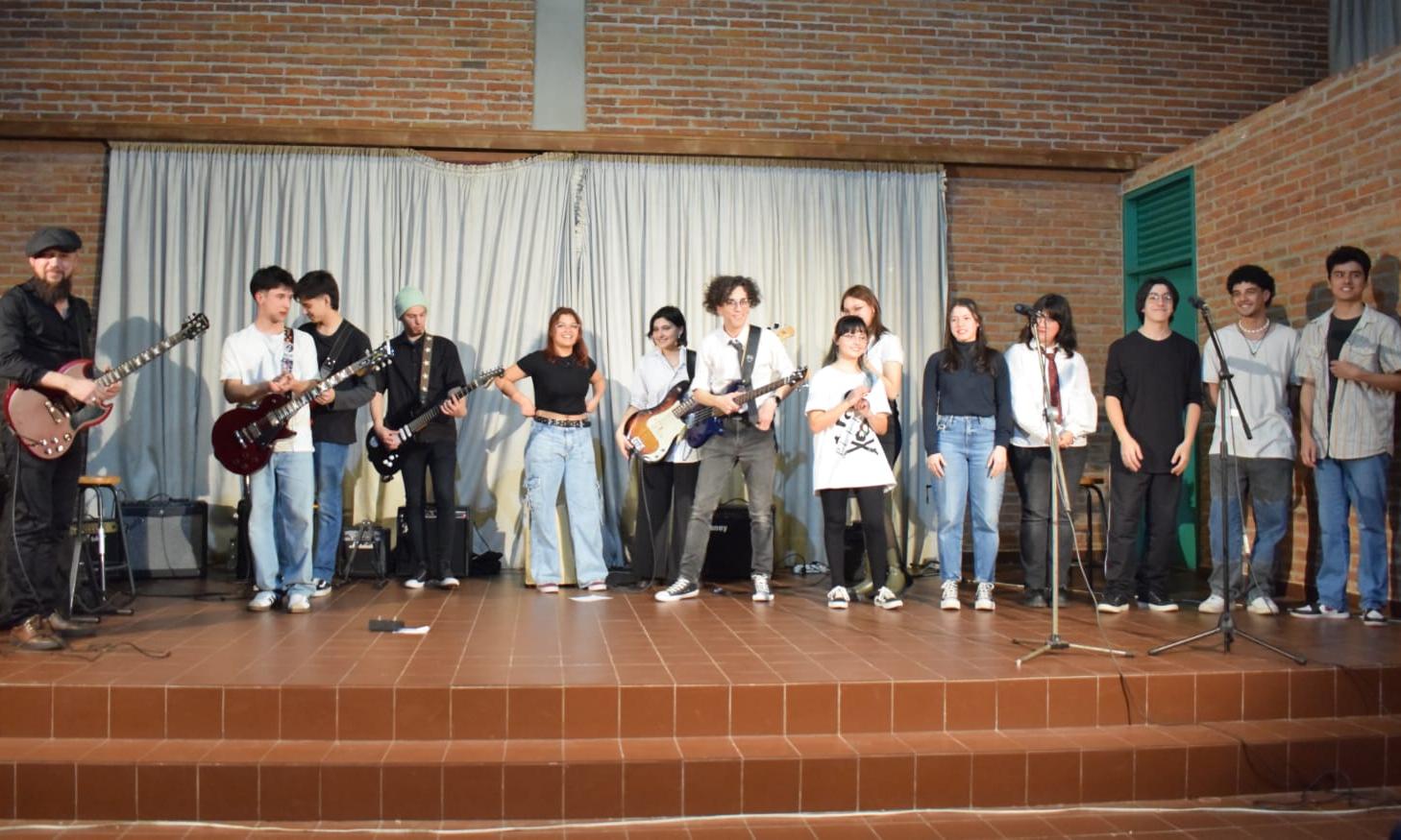 Los estudiantes de la banda del ITS Buceo tocarán y cantarán en vivo