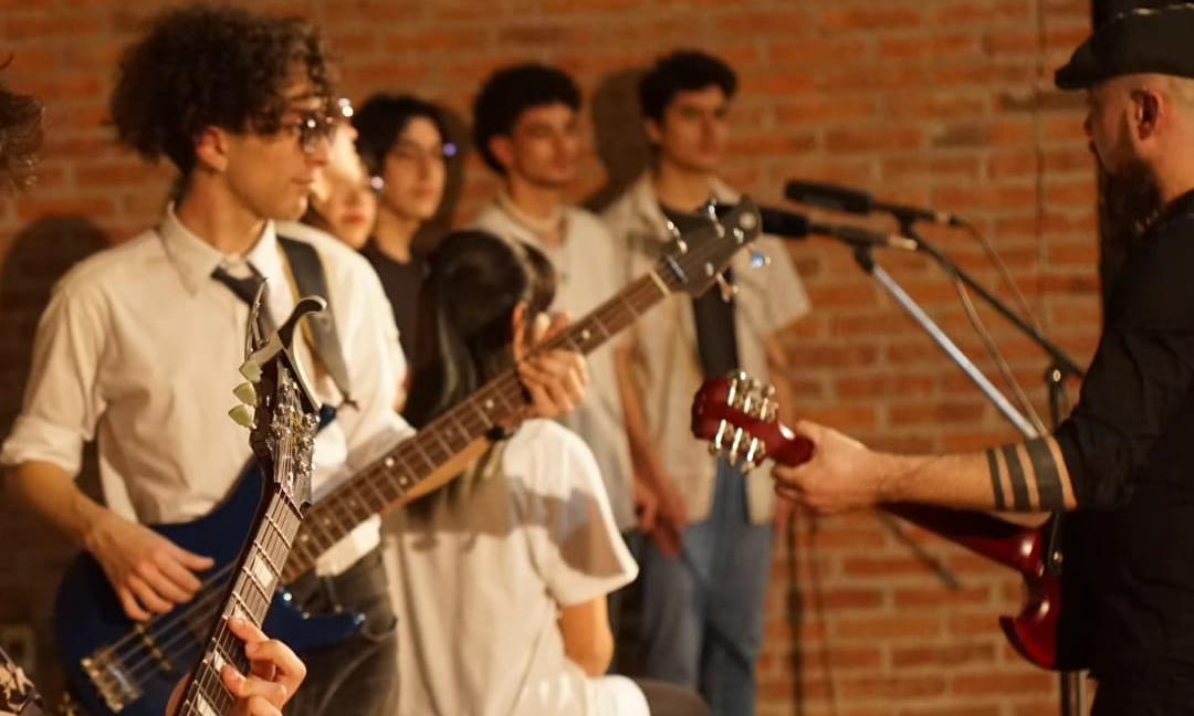 Los estudiantes de la banda del ITS Buceo tocarán y cantarán en vivo