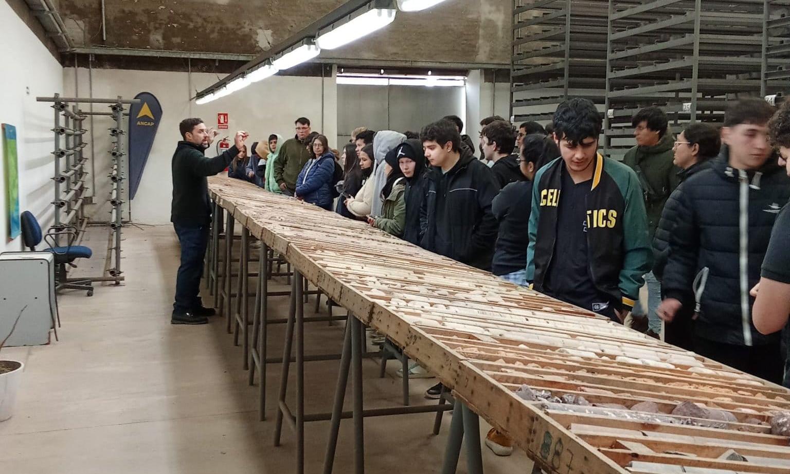 Estudiantes del bachillerato agrario recorrieron planta de ANCAP