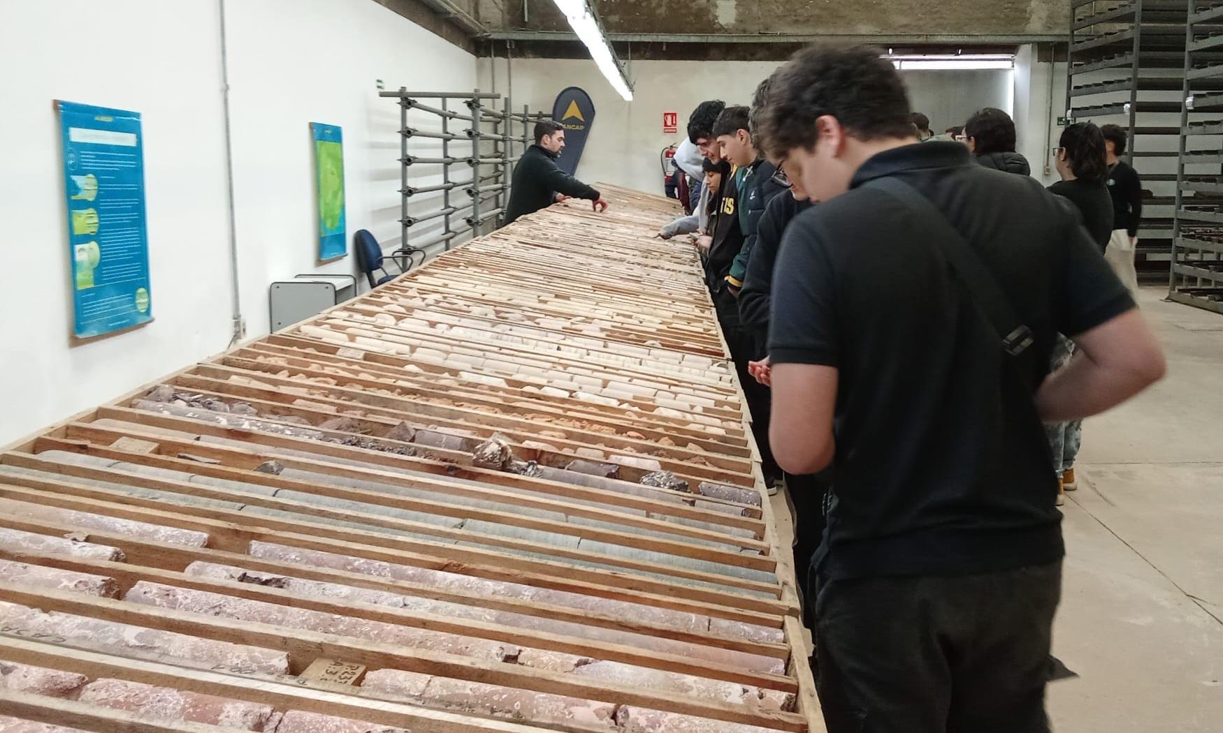 Estudiantes del bachillerato agrario recorrieron planta de ANCAP