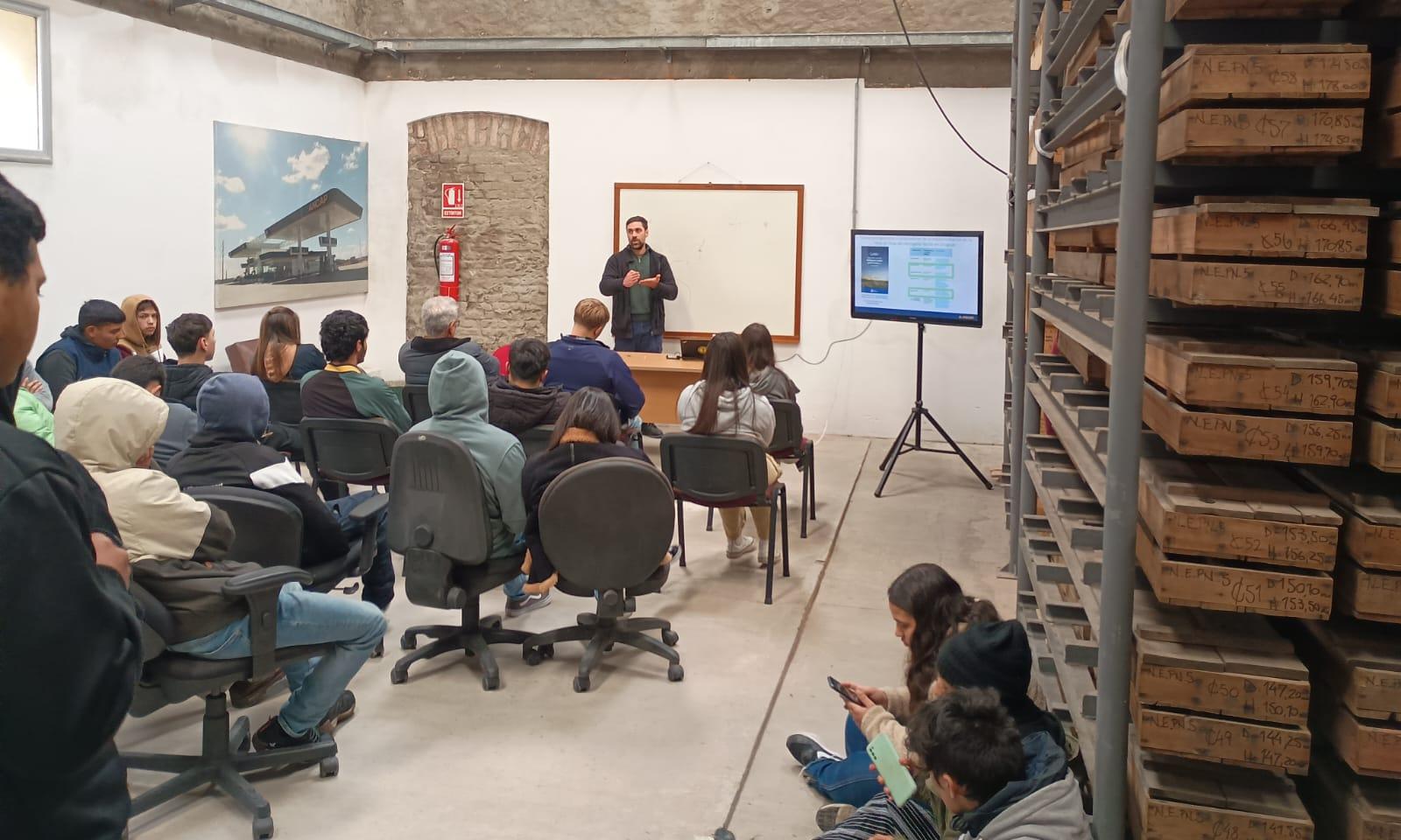 Estudiantes del bachillerato agrario recorrieron planta de ANCAP