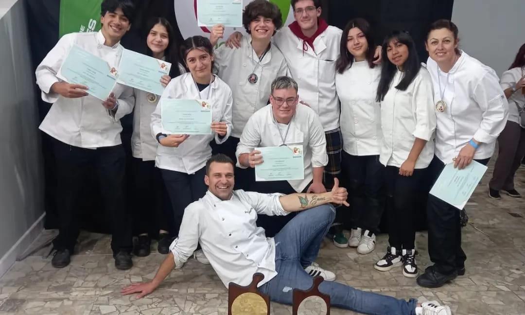 Alumnos demuestran su pasión culinaria y se destacan en certamen nacional de gastronomía