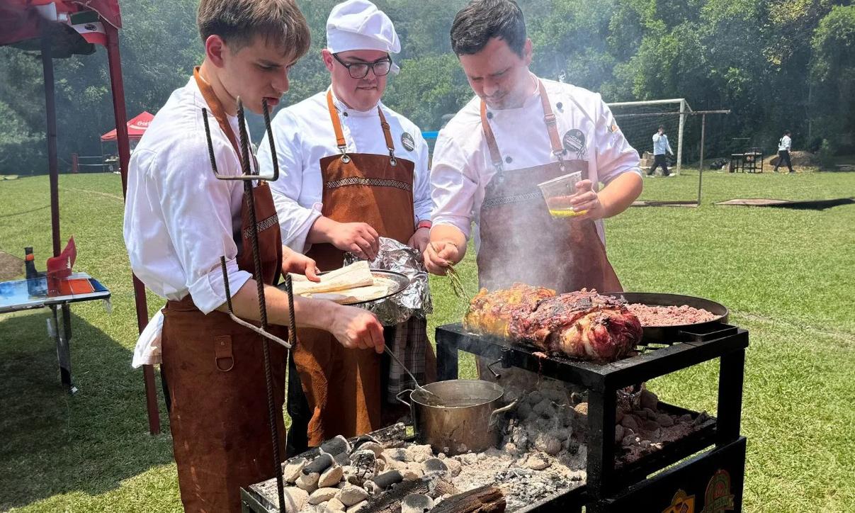 Estudiantes de Gastronomía representaron a Uruguay en Torneo Iberoamericano de Asadores y Parrilleros en Colombia