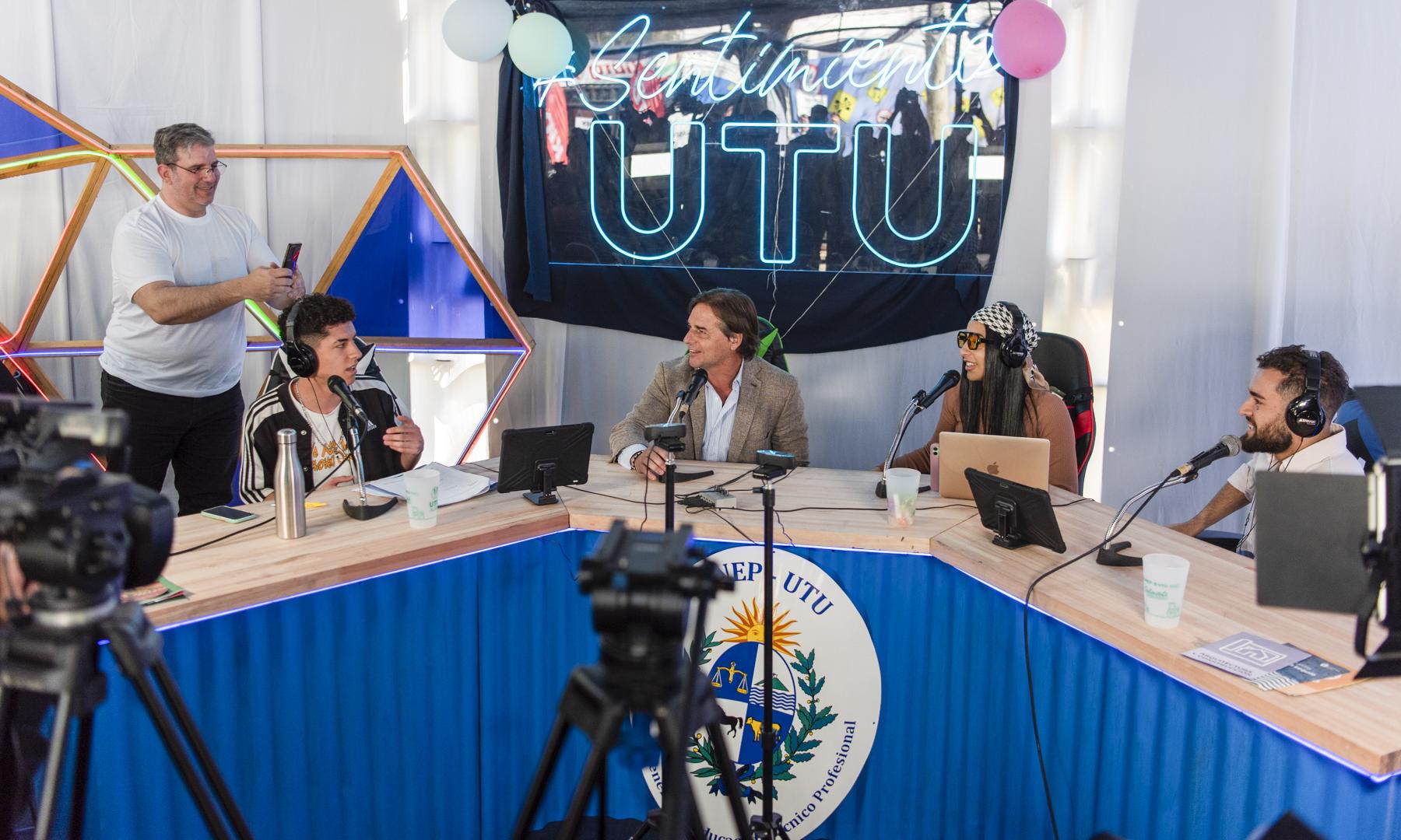Presidente en stand de UTU