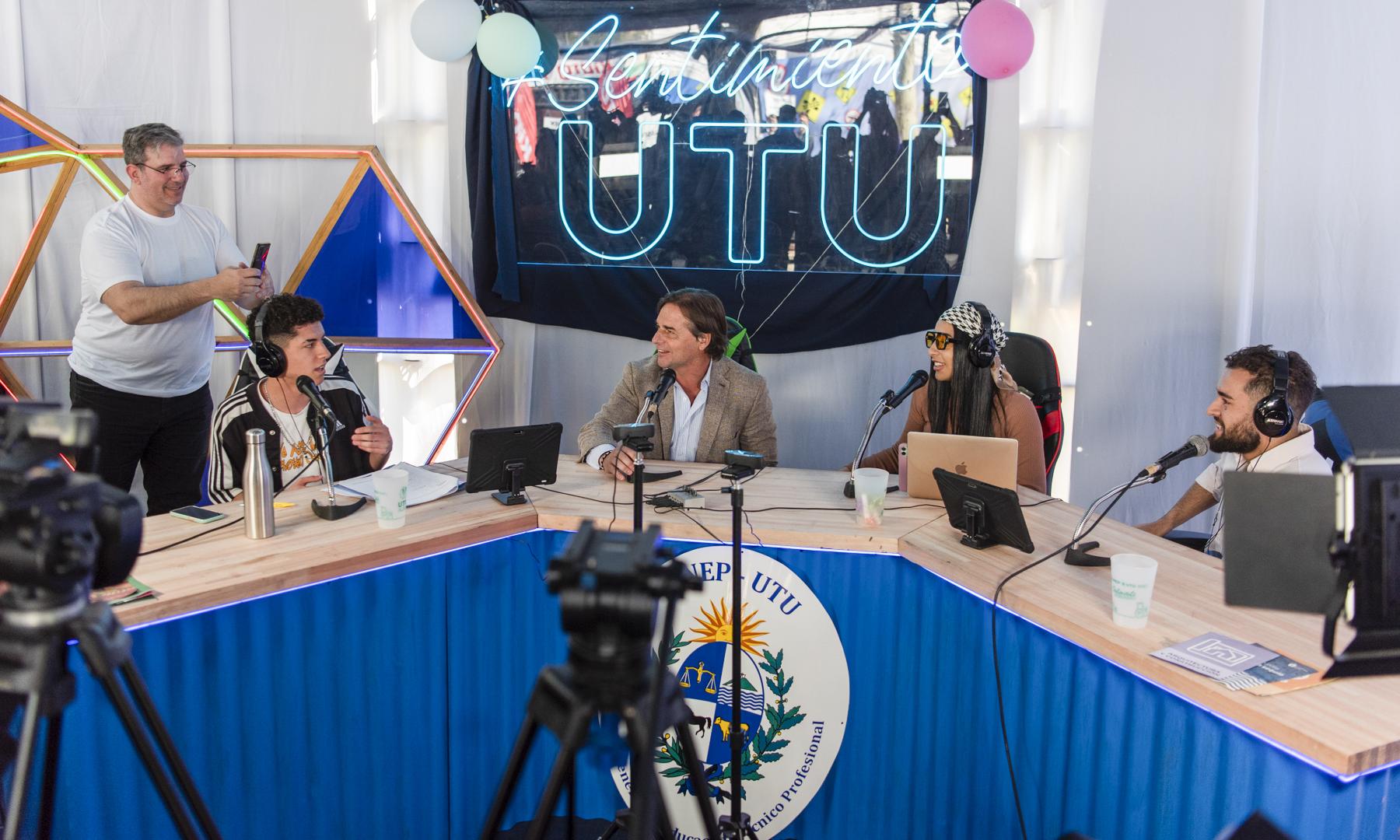 Presidente en stand de UTU