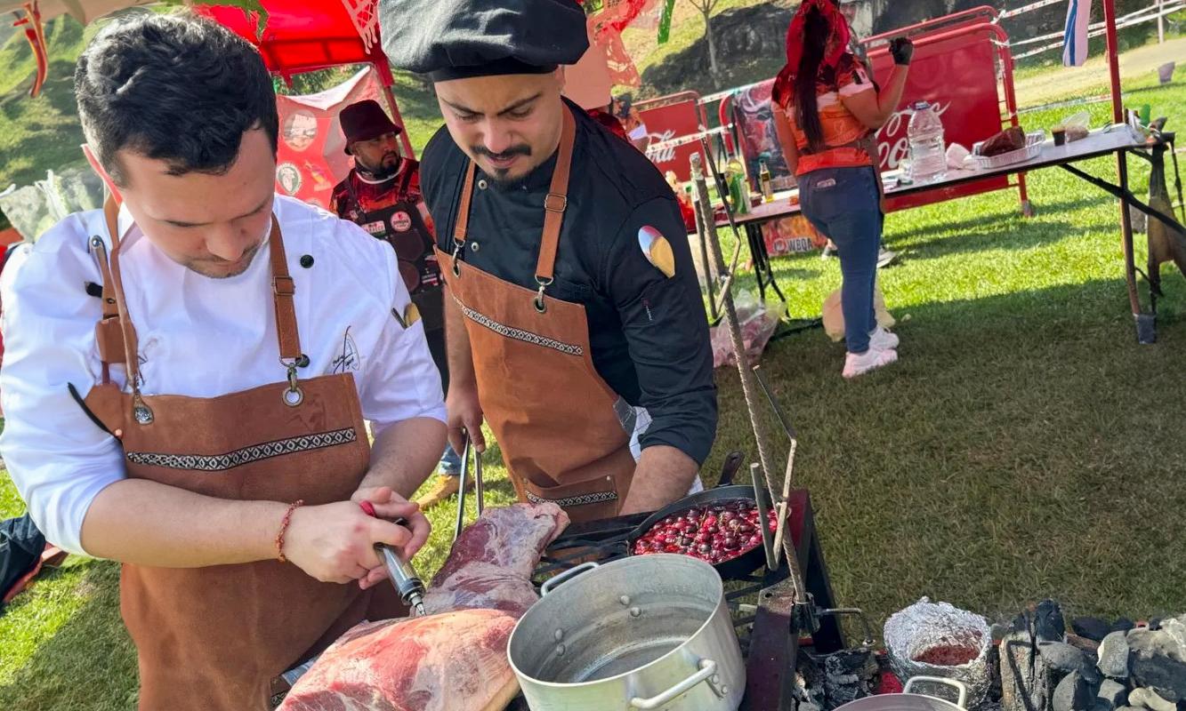 Estudiantes de Gastronomía representaron a Uruguay en Torneo Iberoamericano de Asadores y Parrilleros en Colombia